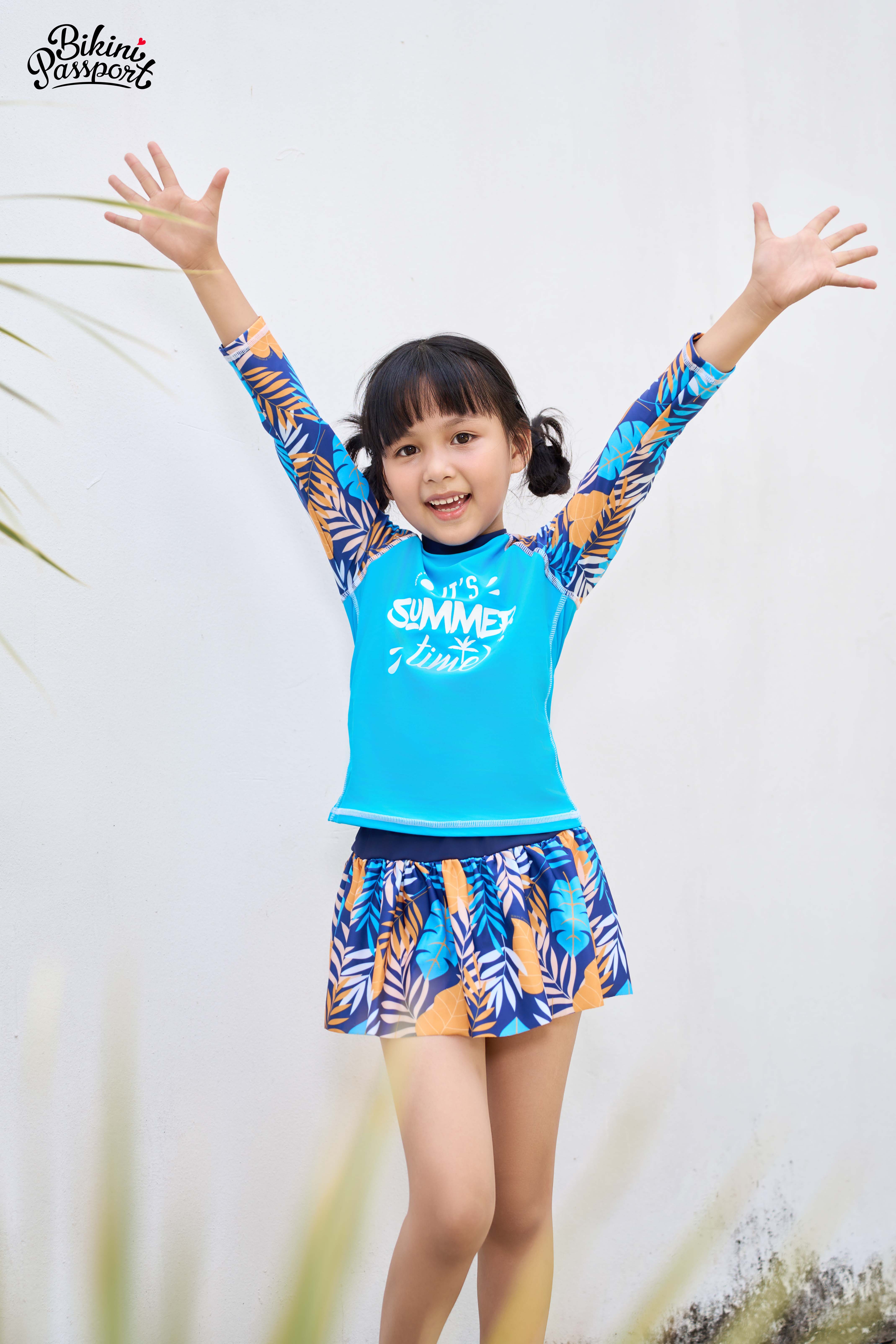 Đồ bơi bé Gái hai mảnh váy áo tay lửng - Xanh họa tiết