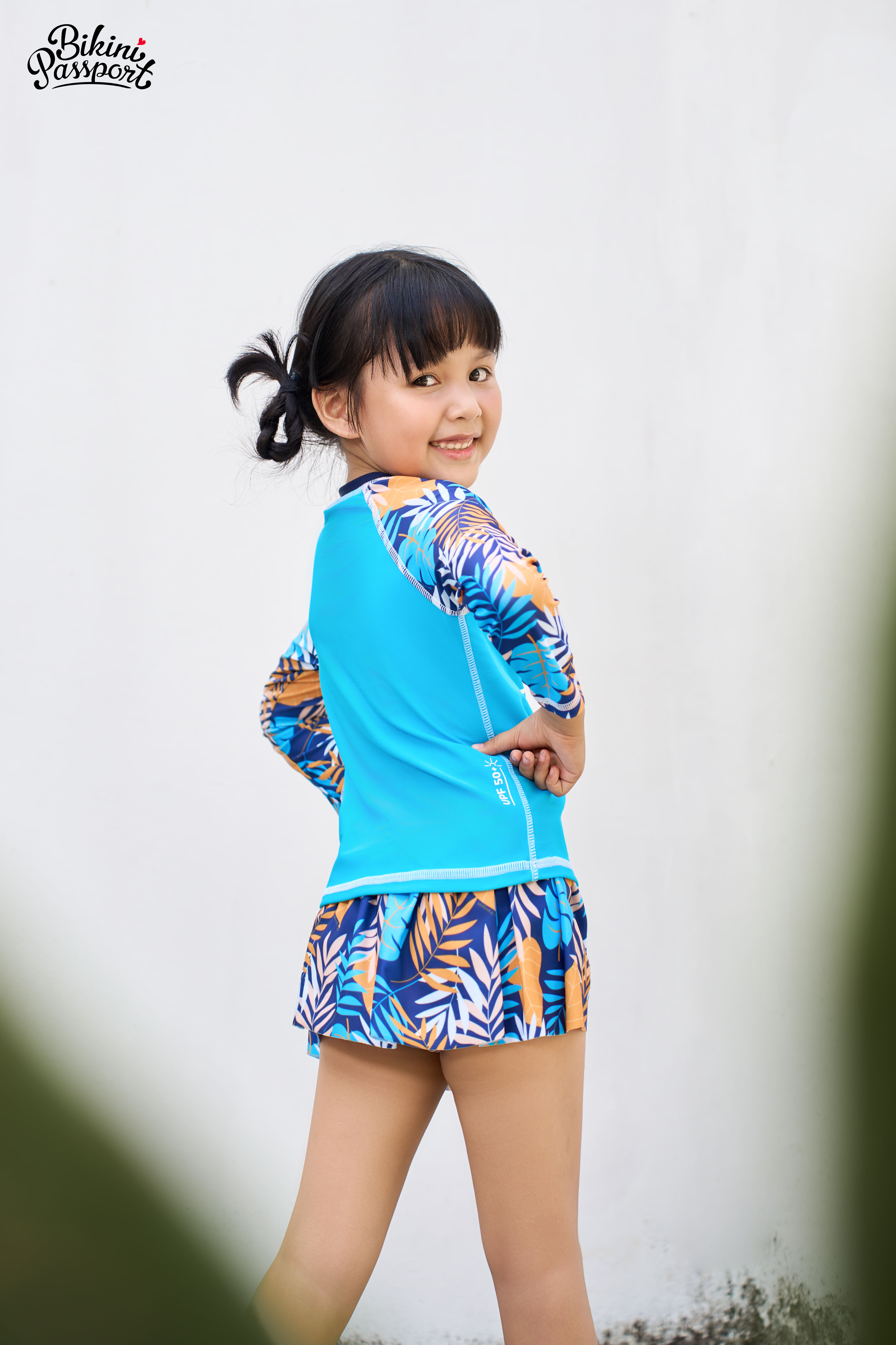 Đồ bơi bé Gái hai mảnh váy áo tay lửng - Xanh họa tiết