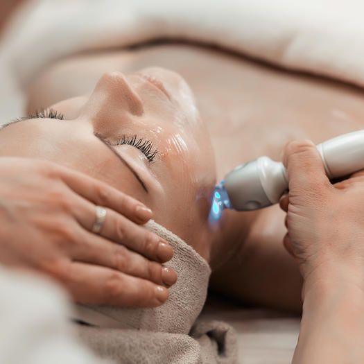 Cham-Soc-Da-Tai-Nha-Hay-Den-Spa-Clinic-Tot-Hon-_Chăm Sóc Da Tại Nhà Hay Đến Spa Clinic Tốt Hơn 2.jpg