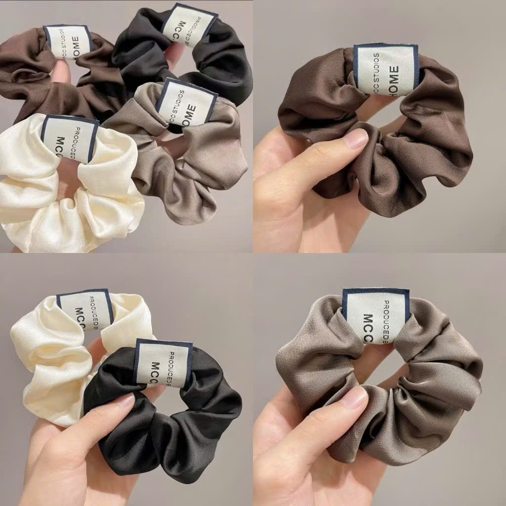 scrunchies vải phi bóng đính tag