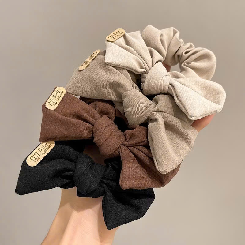 scrunchies vải thắt nơ đính tag gấu