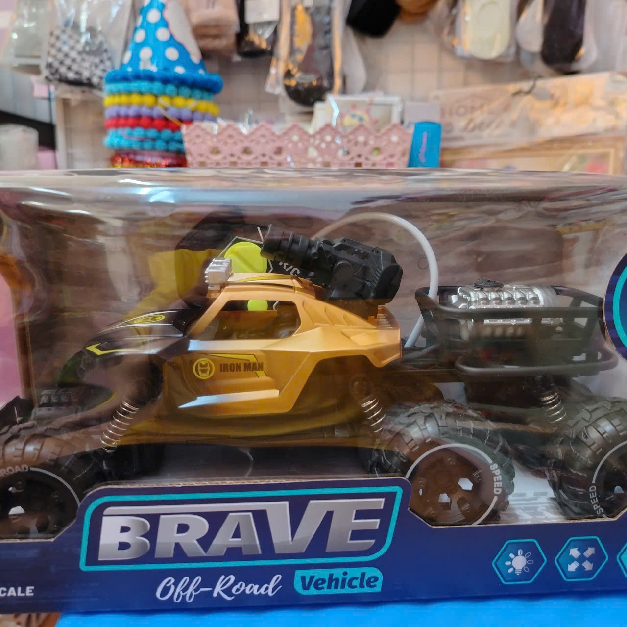 Xe 6 bánh BRAVE điều khiển bắn tên phun khói sạc pin