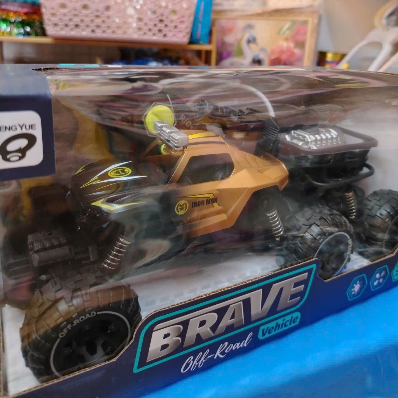 Xe 6 bánh BRAVE điều khiển bắn tên phun khói sạc pin