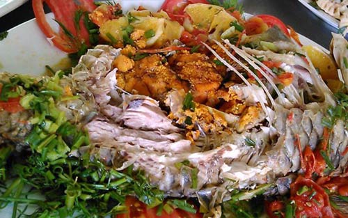 Vị ngọt món cá sông Đà hấp cam