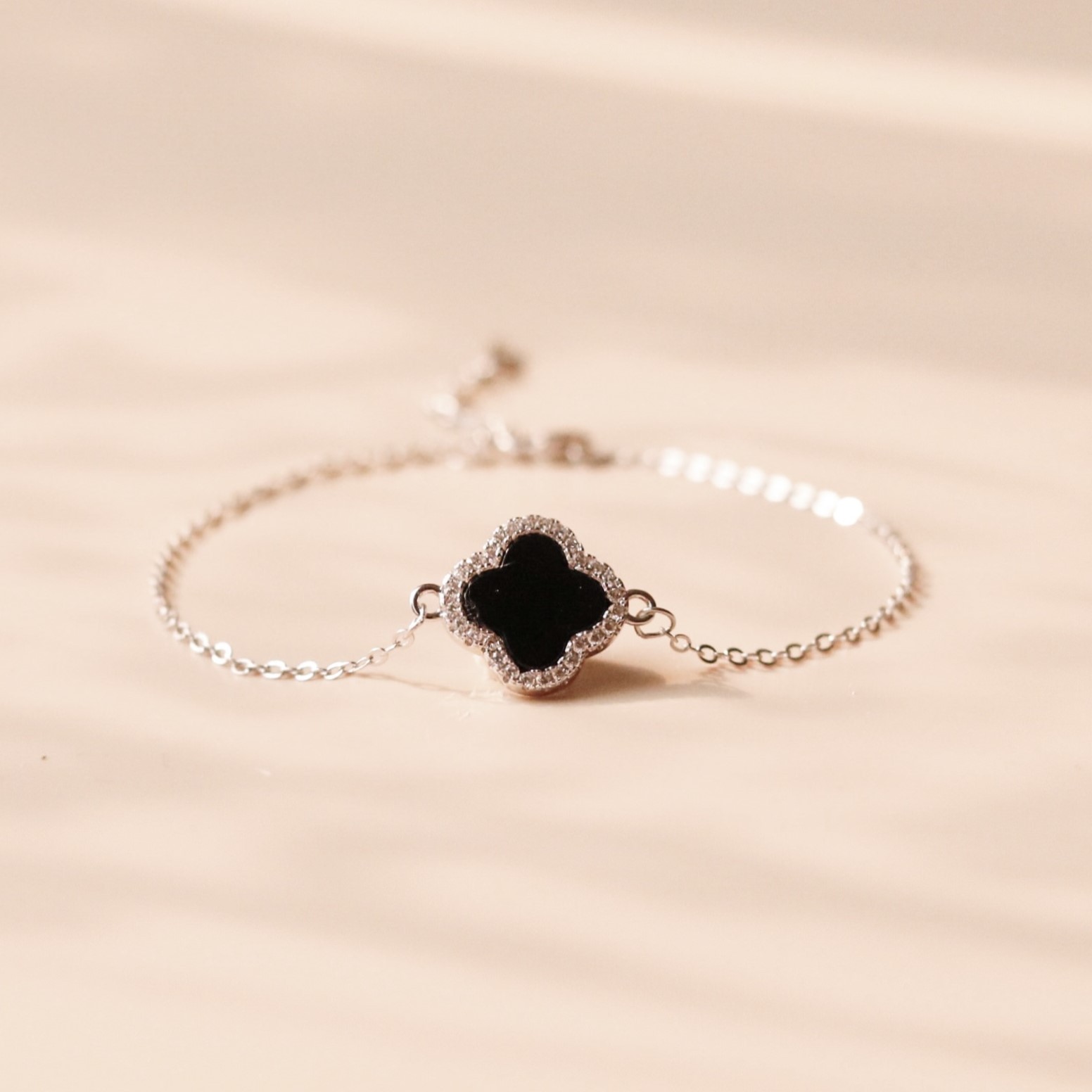Lắc tay bạc nữ xi bạch kim LAVESTA LAV059 thiết kế cỏ 4 lá mặt đá đen Azura Bracelet thanh lịch, sang trọng