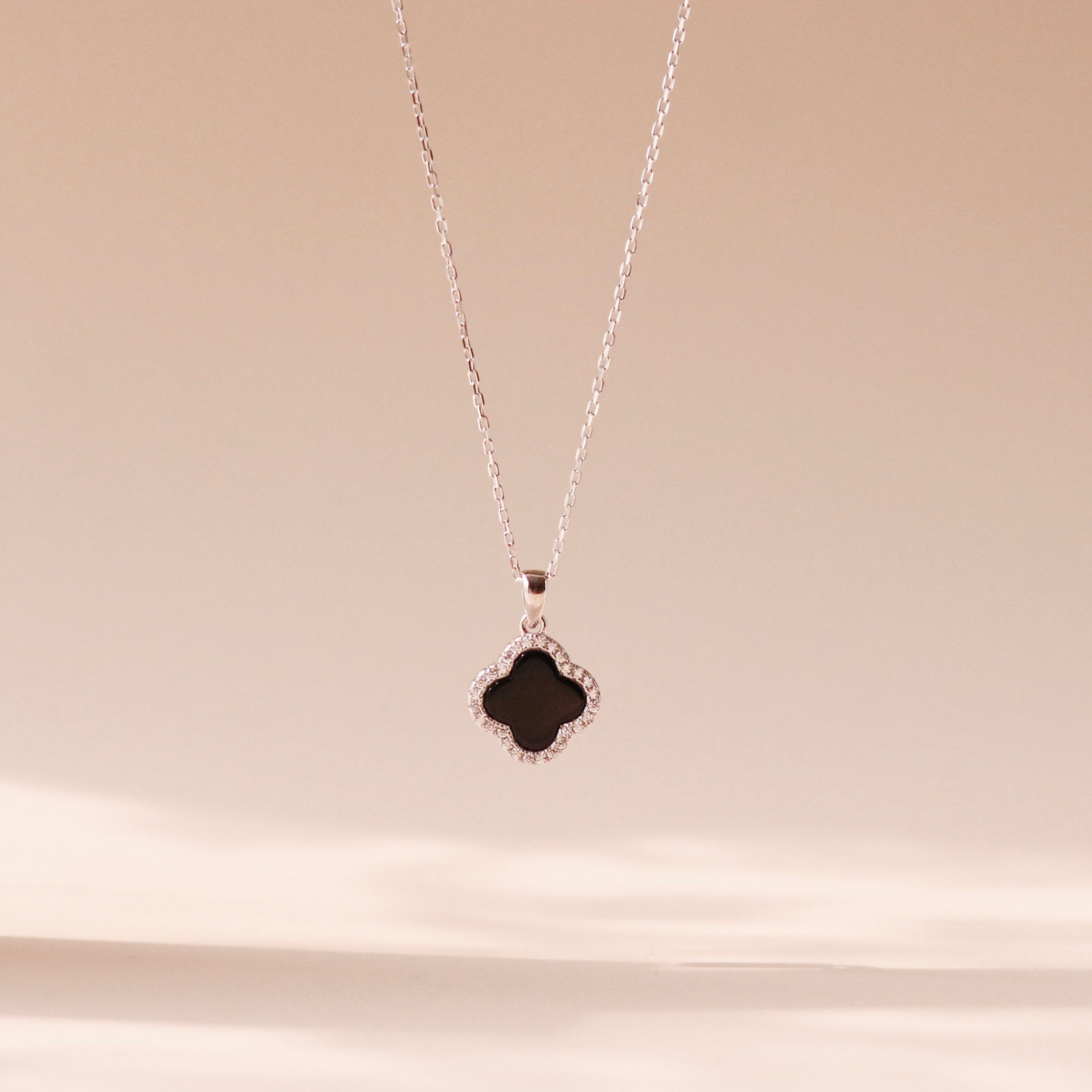 Dây chuyền bạc nữ xi bạch kim LAVESTA LAV058 thiết kế cỏ 4 lá mặt đá đen Azura Necklace thanh lịch, sang trọng