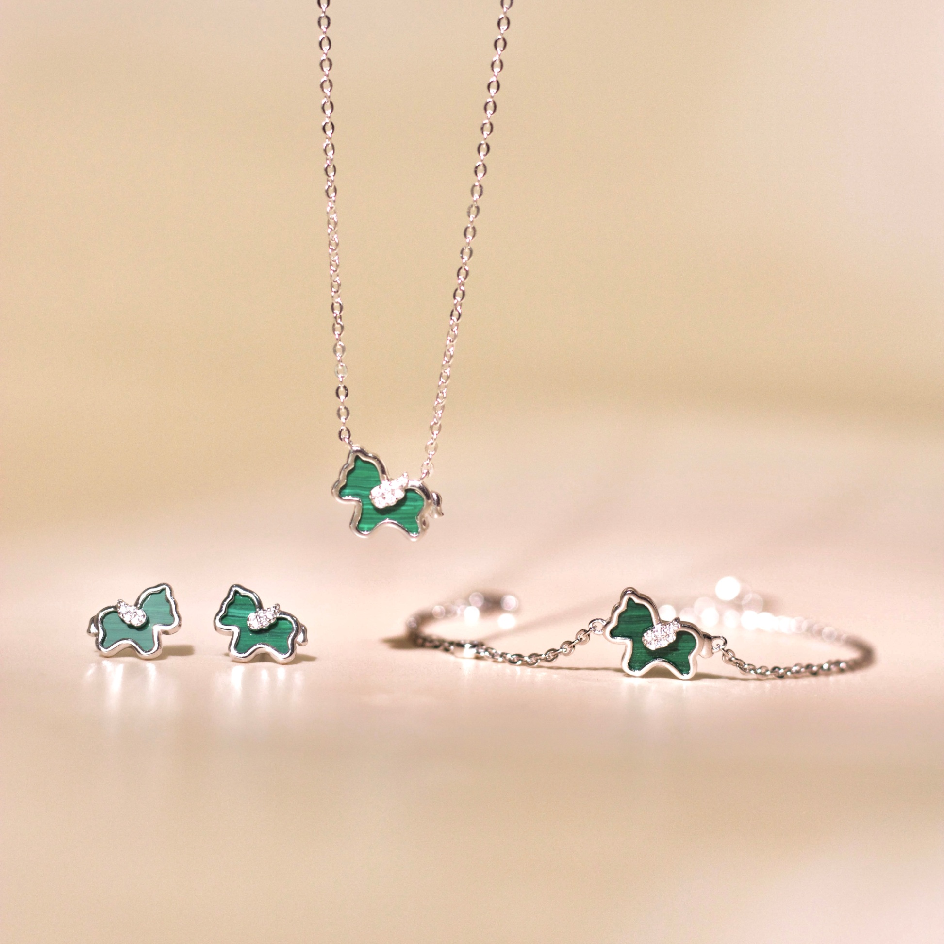 Bông tai bạc nữ mạ vàng hồng 18K và mạ bạch kim LAVESTA LAV129 Unicorn mang vẻ đẹp của sự mạnh mẽ, may mắn và tốt lành