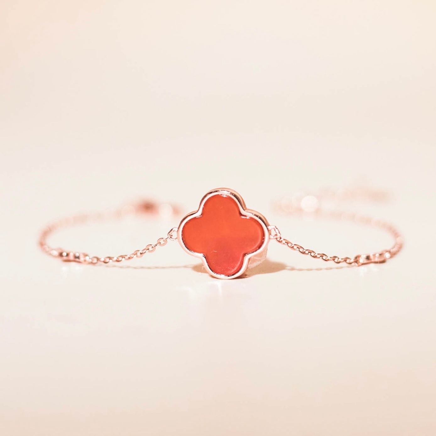 Lắc tay bạc nữ mạ vàng hồng 18K bốn lá đỏ, bốn lá đen LAVESTA LAV136 Alice tinh tế, thanh lịch ( Sana )