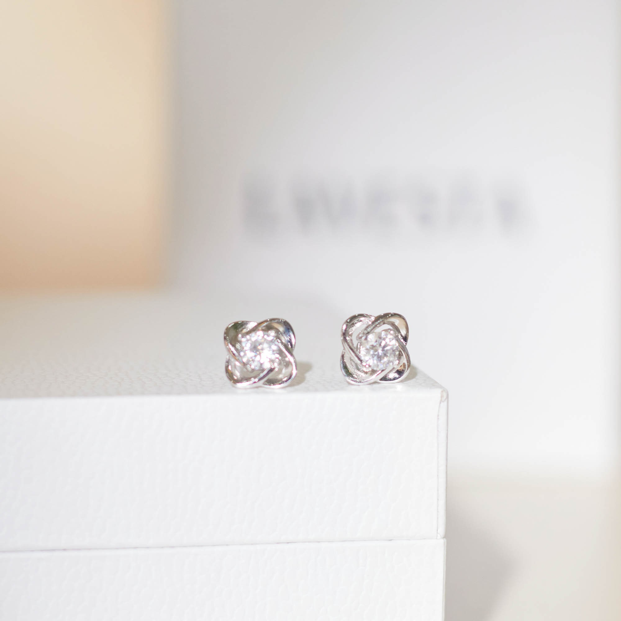 Bông tai bạc xi bạch kim gắn kim cương nhân tạo Moissanite 4 ly LAVESTA KC123 Mirri thiết kế mặt cỏ 4 lá sang chảnh ( Laurine )