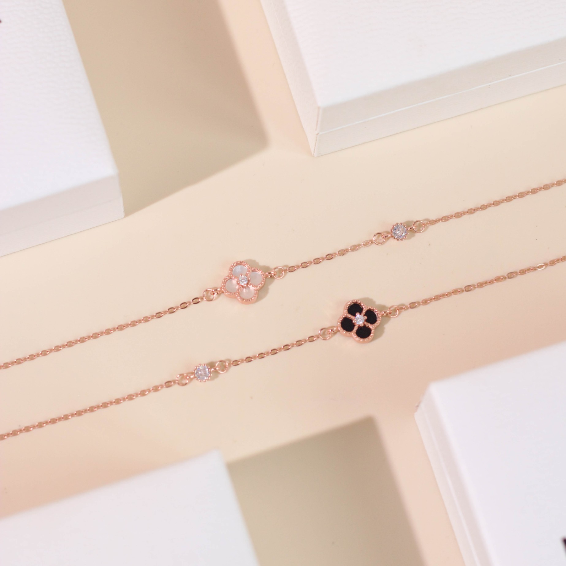 Lắc tay bạc nữ mạ vàng hồng 18K LAVESTA LAV140 Sari thiết kế cỏ 4 lá khảm đá sang chảnh, thời thượng
