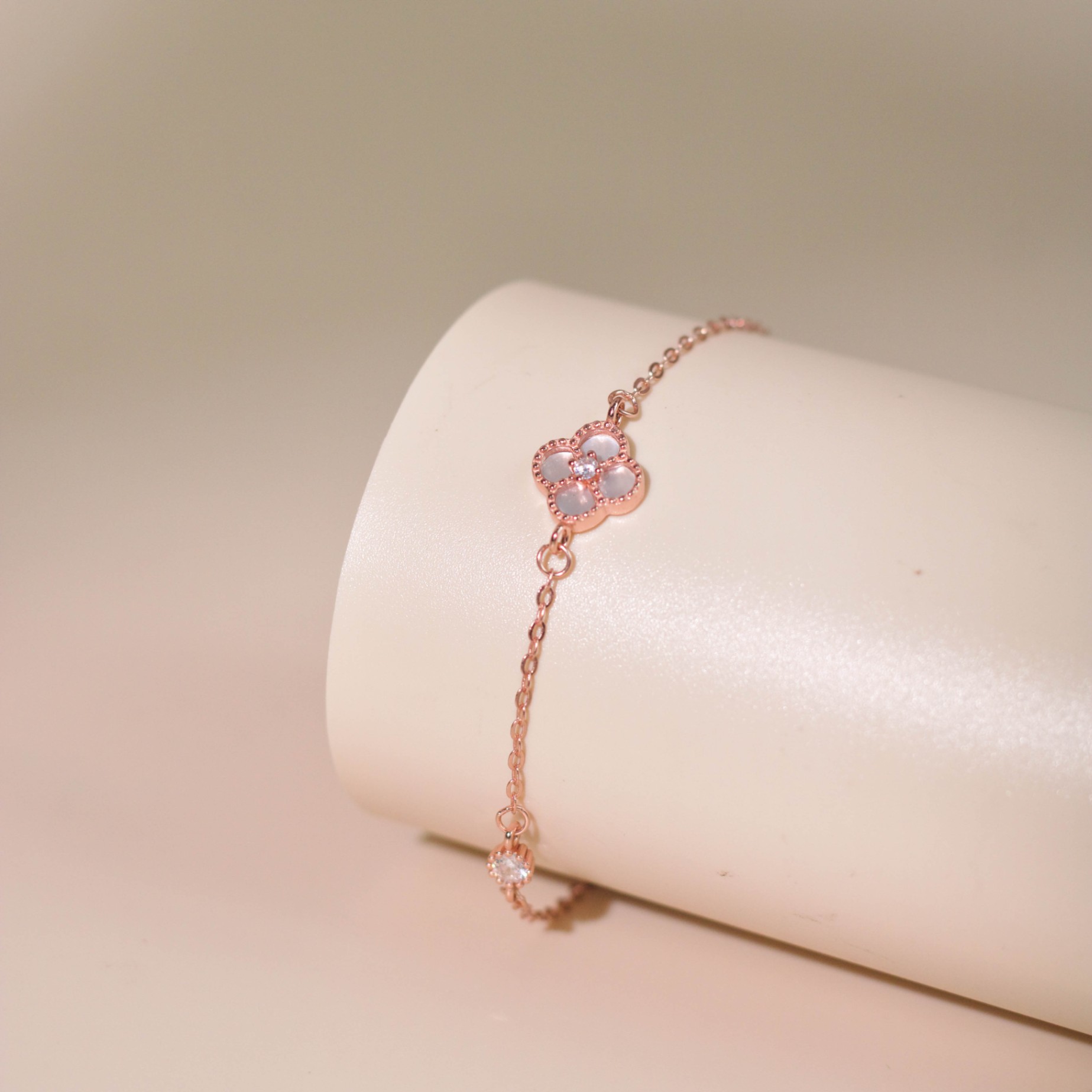 Lắc tay bạc nữ mạ vàng hồng 18K LAVESTA LAV140 Sari thiết kế cỏ 4 lá khảm đá sang chảnh, thời thượng