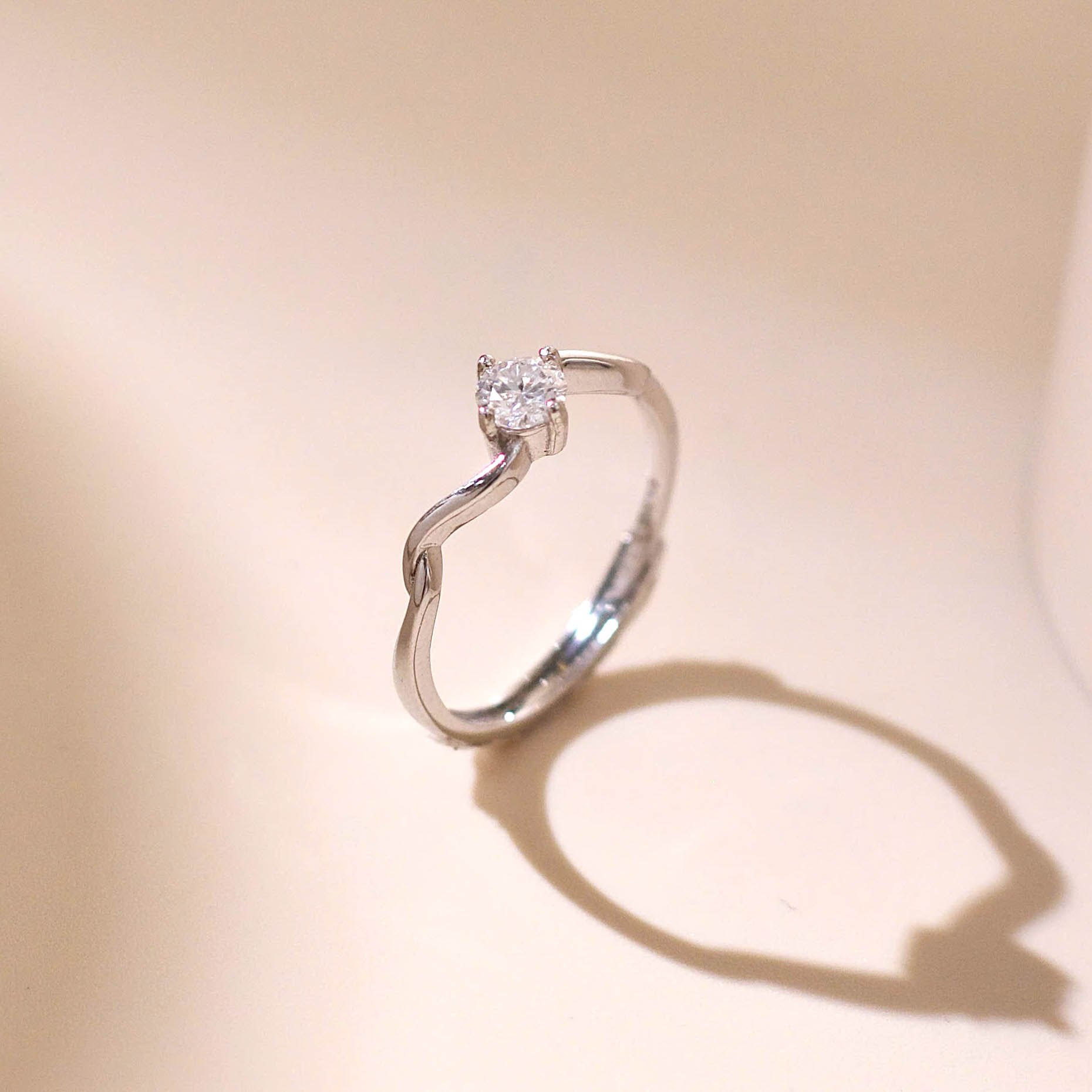 Nhẫn nữ bạc xi bạch kim đính đá Moissanite bạc xi bạch kim 4 ly kiểm định GRA LAVESTA KC129 hiện đại, ấn tượng -fs