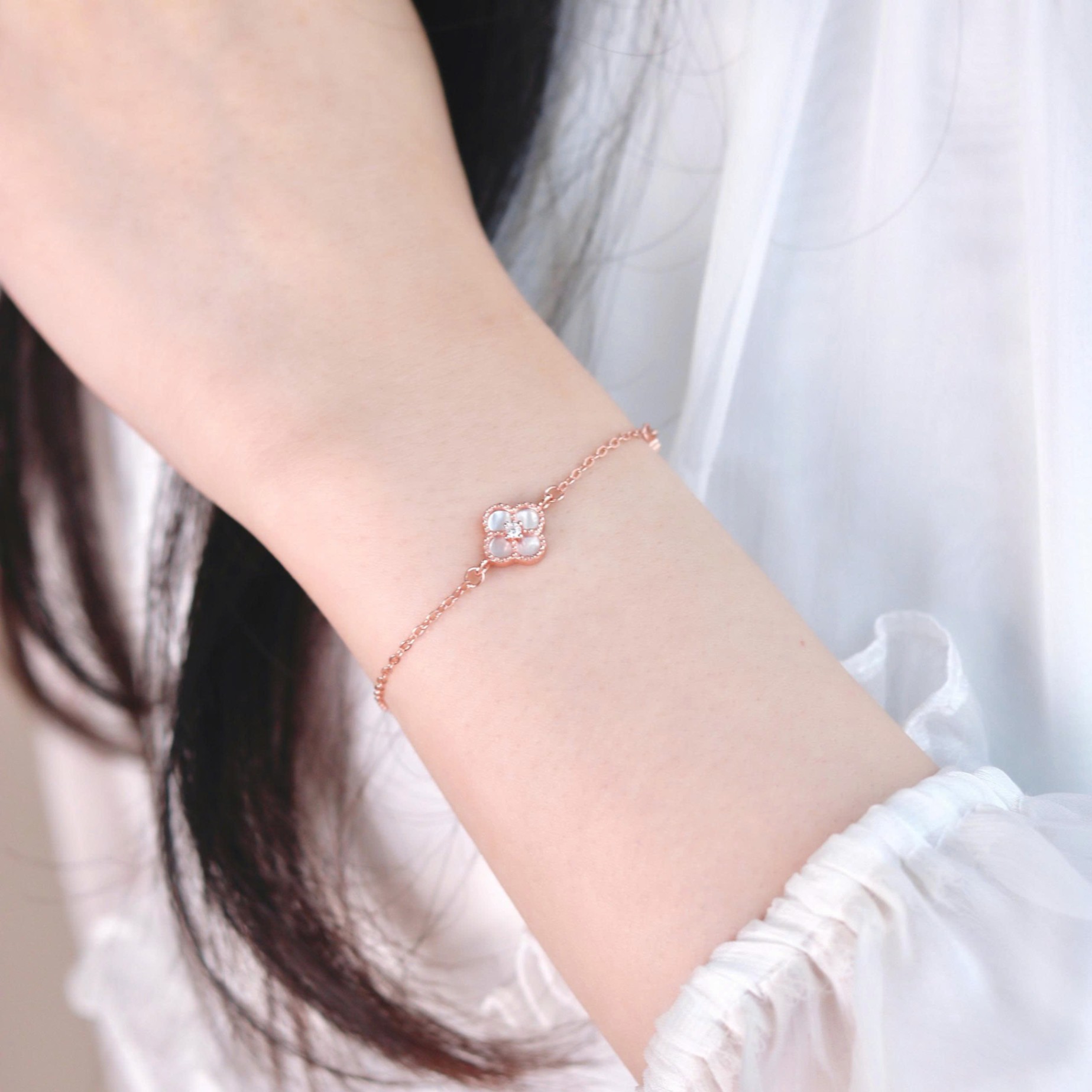 Lắc tay bạc nữ mạ vàng hồng 18K LAVESTA LAV140 Sari thiết kế cỏ 4 lá khảm đá sang chảnh, thời thượng