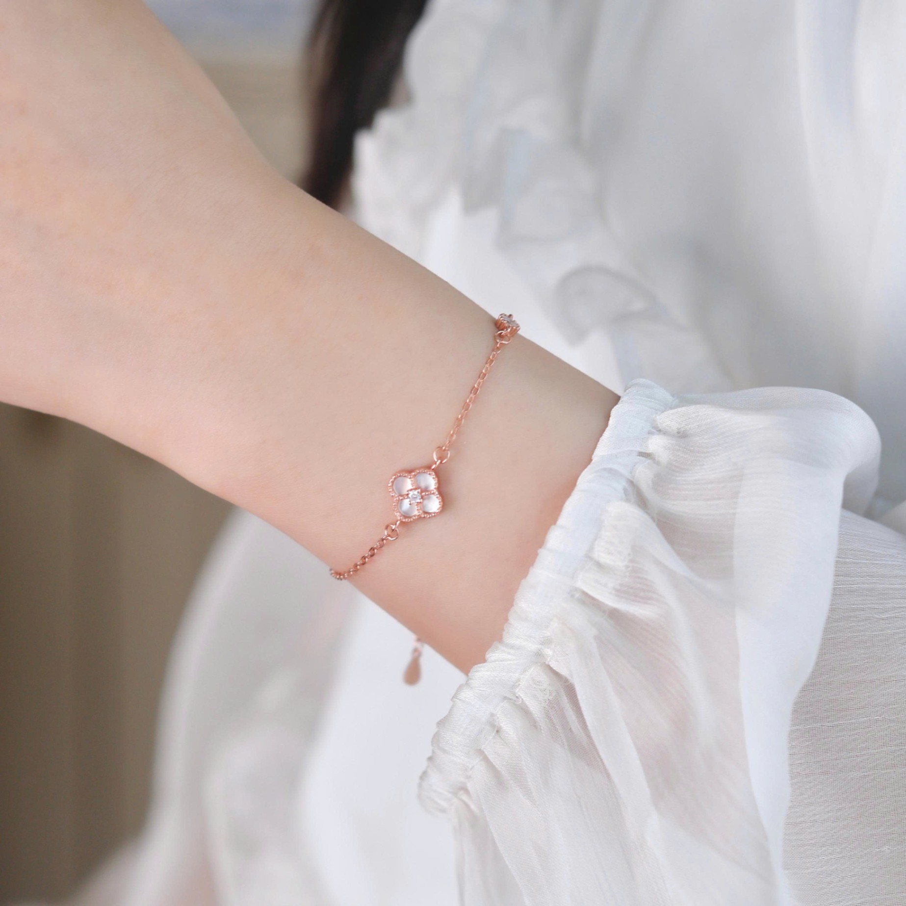 Lắc tay bạc nữ mạ vàng hồng 18K LAVESTA LAV140 Sari thiết kế cỏ 4 lá khảm đá sang chảnh, thời thượng