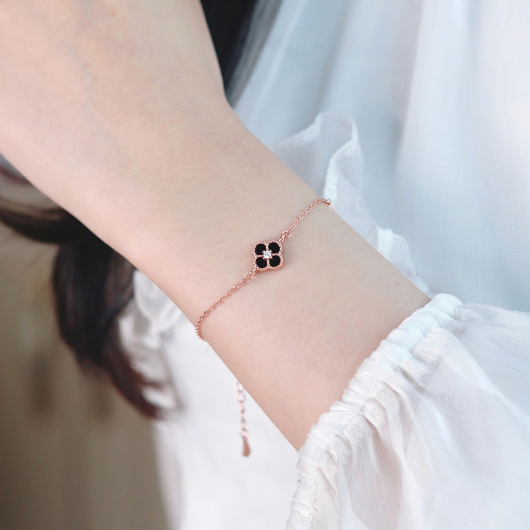 Lắc tay bạc nữ mạ vàng hồng 18K LAVESTA LAV140 Sari thiết kế cỏ 4 lá khảm đá sang chảnh, thời thượng