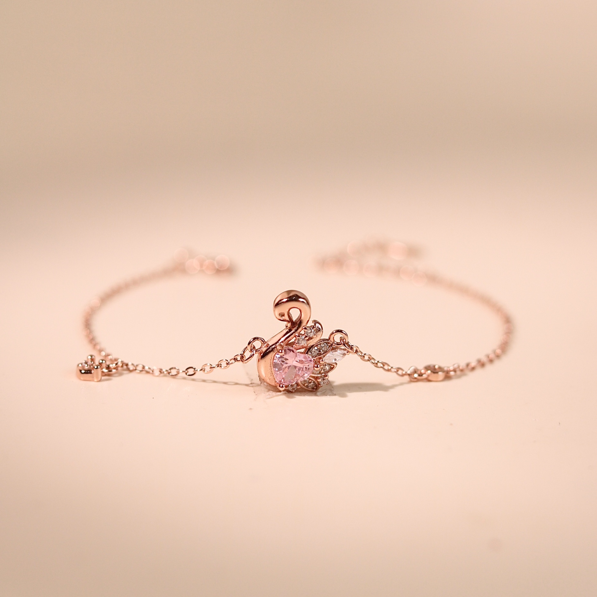 Lắc tay bạc nữ mạ vàng hồng 18K cao cấp LAVESTA LAV143 Fiona thiết kế mặt thiên nga sang trọng, kiêu hãnh