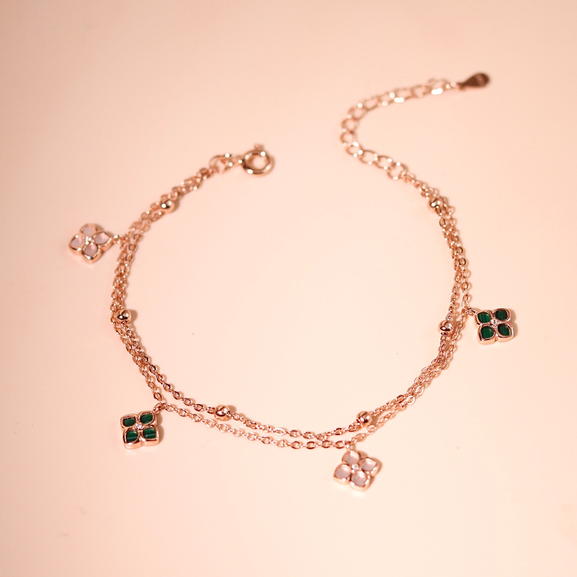 Lắc tay bạc nữ mạ vàng hồng 18K và mạ bạch kim LAVESTA LAV157 Rita thiết kế mặt cỏ 4 lá nhỏ xinh mong manh, nữ tính