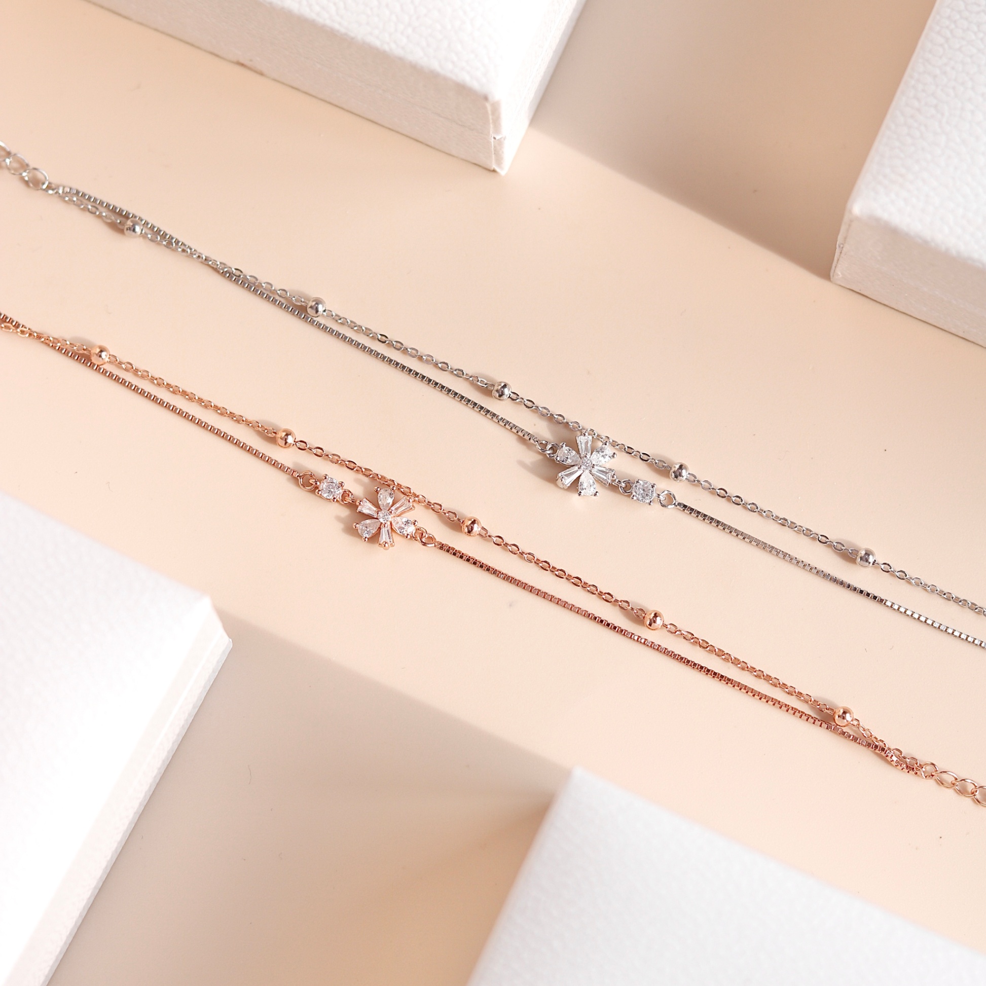 Lắc tay bạc nữ mạ vàng hồng 18K và mạ bạch kim LAVESTA LAV155 Yeri thiết kế mặt hoa nhẹ nhàng, tinh khôi và thuần khiết