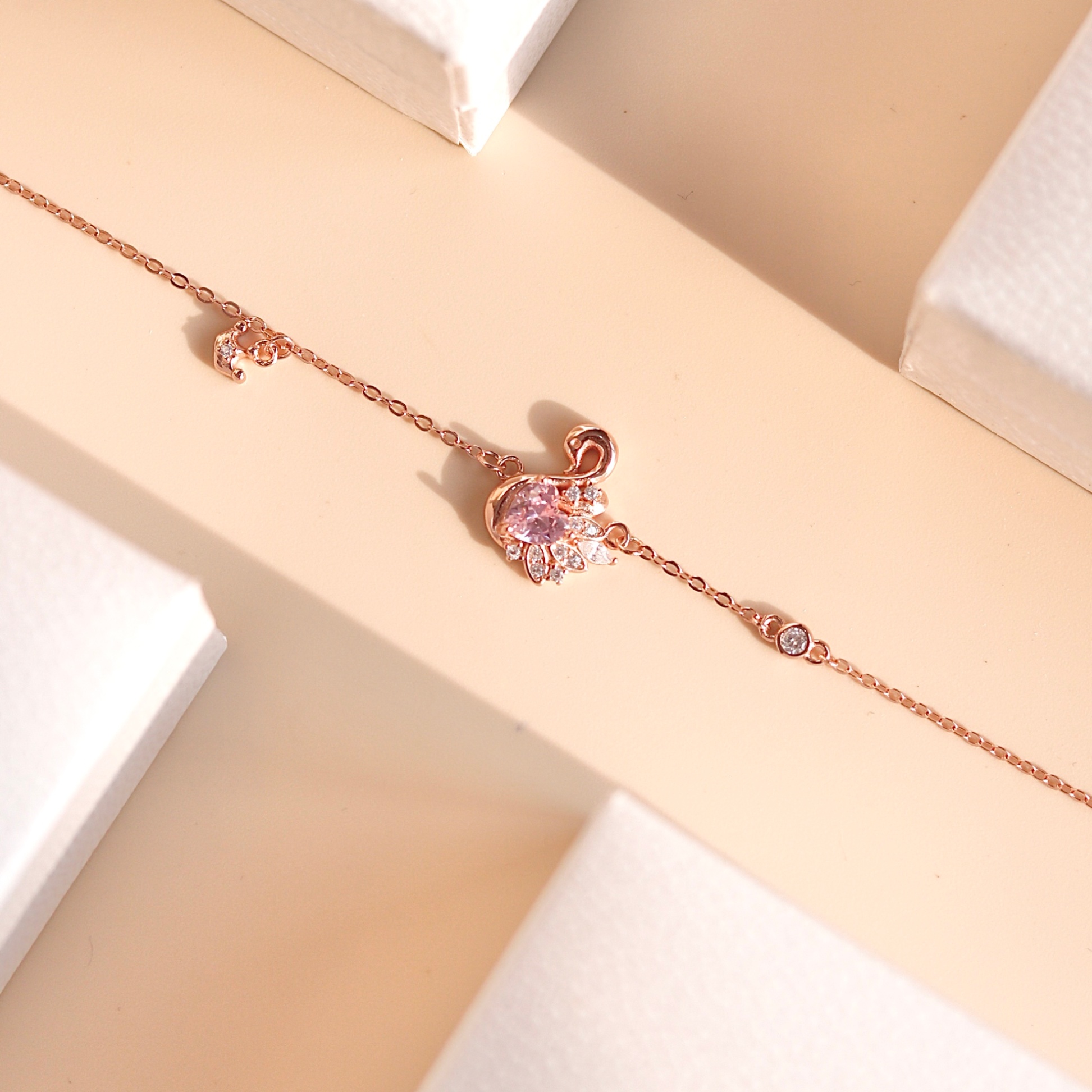Lắc tay bạc nữ mạ vàng hồng 18K cao cấp LAVESTA LAV143 Fiona thiết kế mặt thiên nga sang trọng, kiêu hãnh