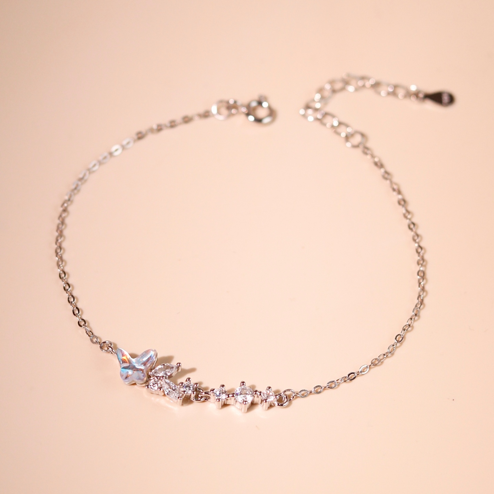 Lắc tay bạc nữ mạ vàng hồng 18K và mạ bạch kim LAVESTA LAV156 Sulli thiết kế mặt bướm và dãy đá nhỏ lấp lánh, rực rỡ