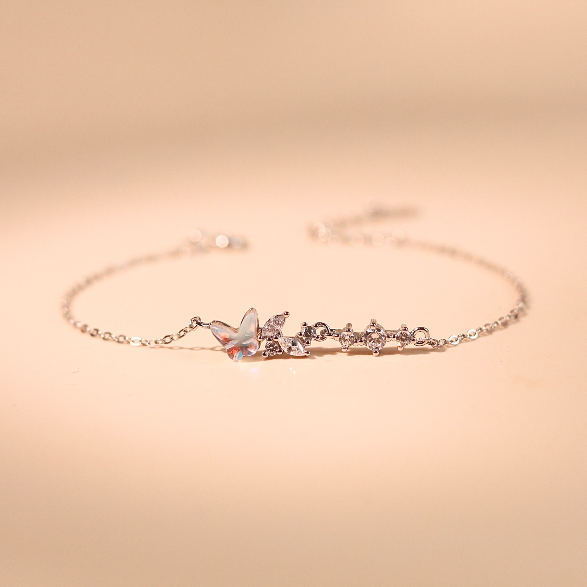 Lắc tay bạc nữ mạ vàng hồng 18K và mạ bạch kim LAVESTA LAV156 Sulli thiết kế mặt bướm và dãy đá nhỏ lấp lánh, rực rỡ