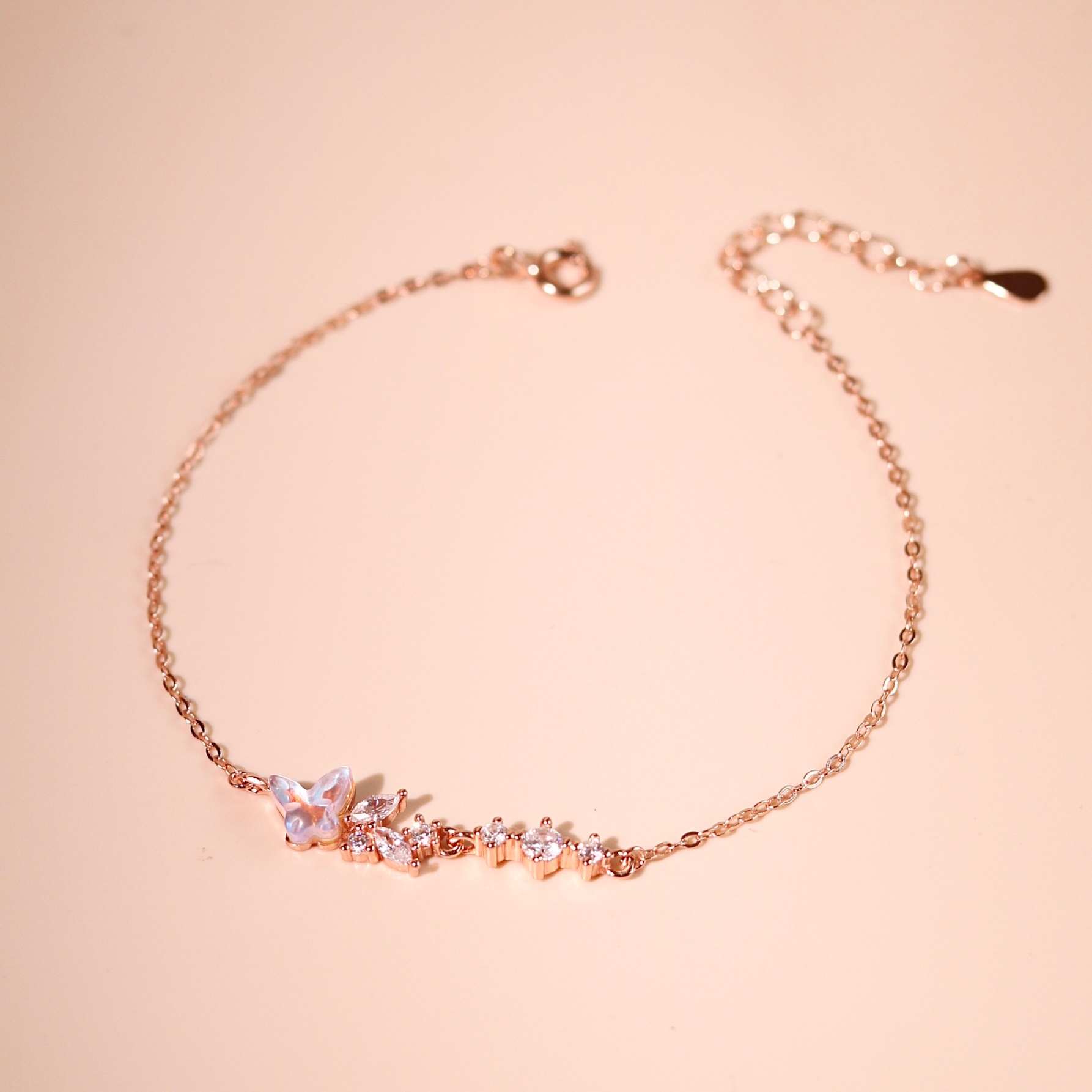 Lắc tay bạc nữ mạ vàng hồng 18K và mạ bạch kim LAVESTA LAV156 Sulli thiết kế mặt bướm và dãy đá nhỏ lấp lánh, rực rỡ