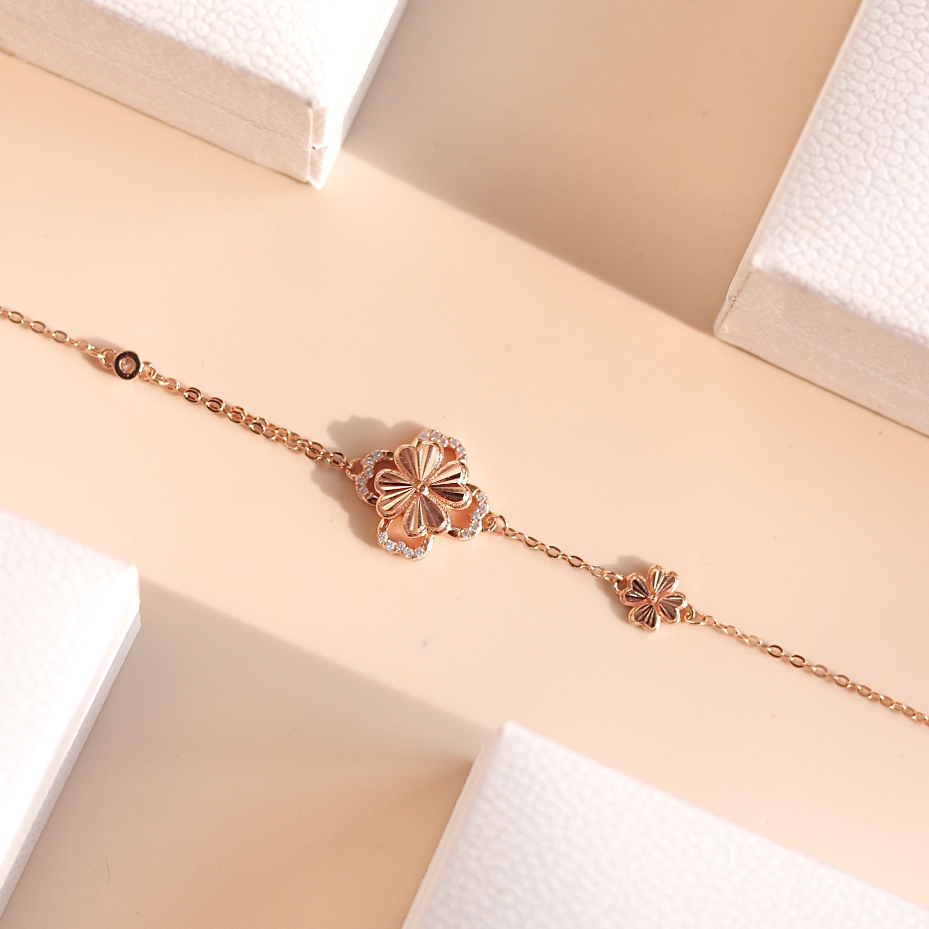 Lắc tay bạc nữ mạ vàng hồng 18K cao cấp LAVESTA LAV158 Quinn thiết kế mặt cỏ 4 lá sang trọng, điểm đá lấp lánh vĩnh cửu
