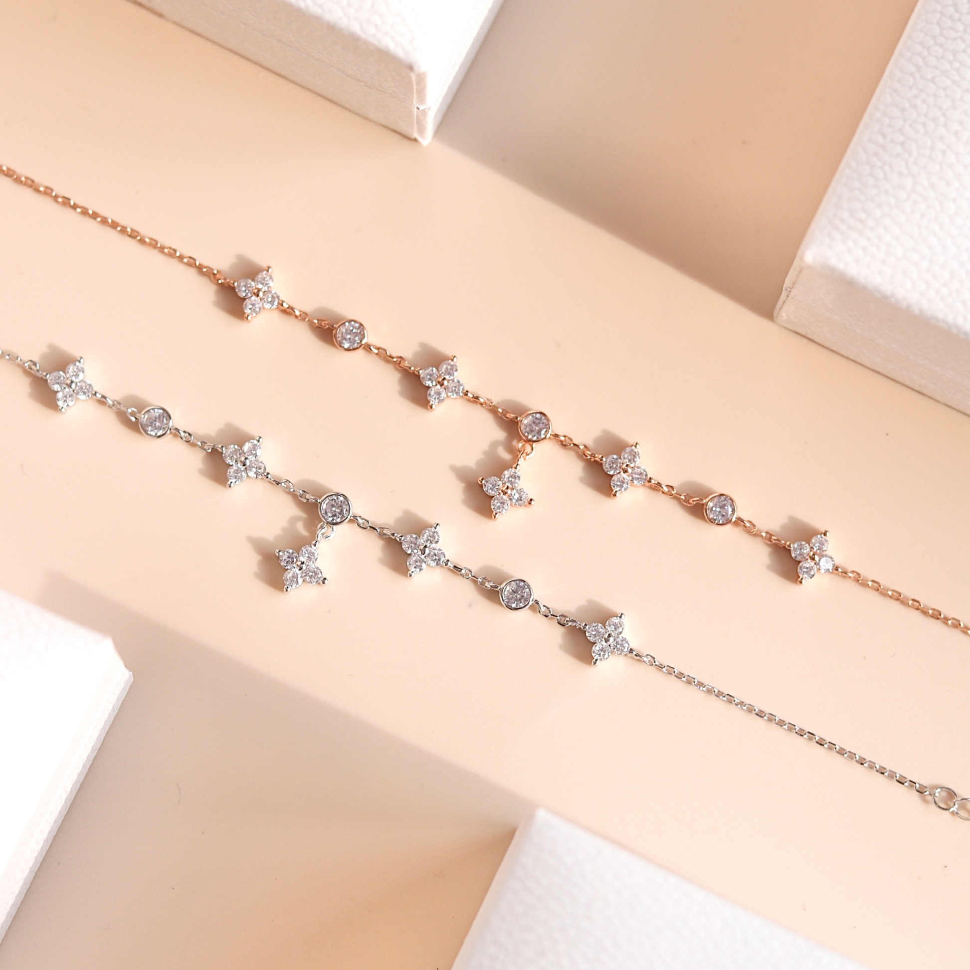 Lắc tay bạc nữ mạ vàng hồng 18K và mạ bạch kim LAVESTA LAV149 Lani thiết kế mặt cỏ 4 lá may mắn, hộ mệnh cảm xúc