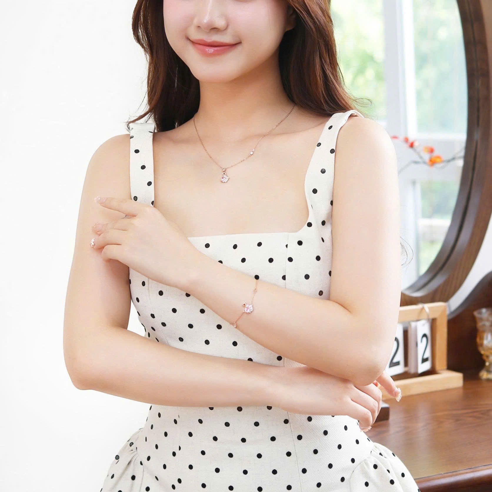 Lắc tay bạc nữ mạ vàng hồng 18K cao cấp LAVESTA LAV143 Fiona thiết kế mặt thiên nga sang trọng, kiêu hãnh