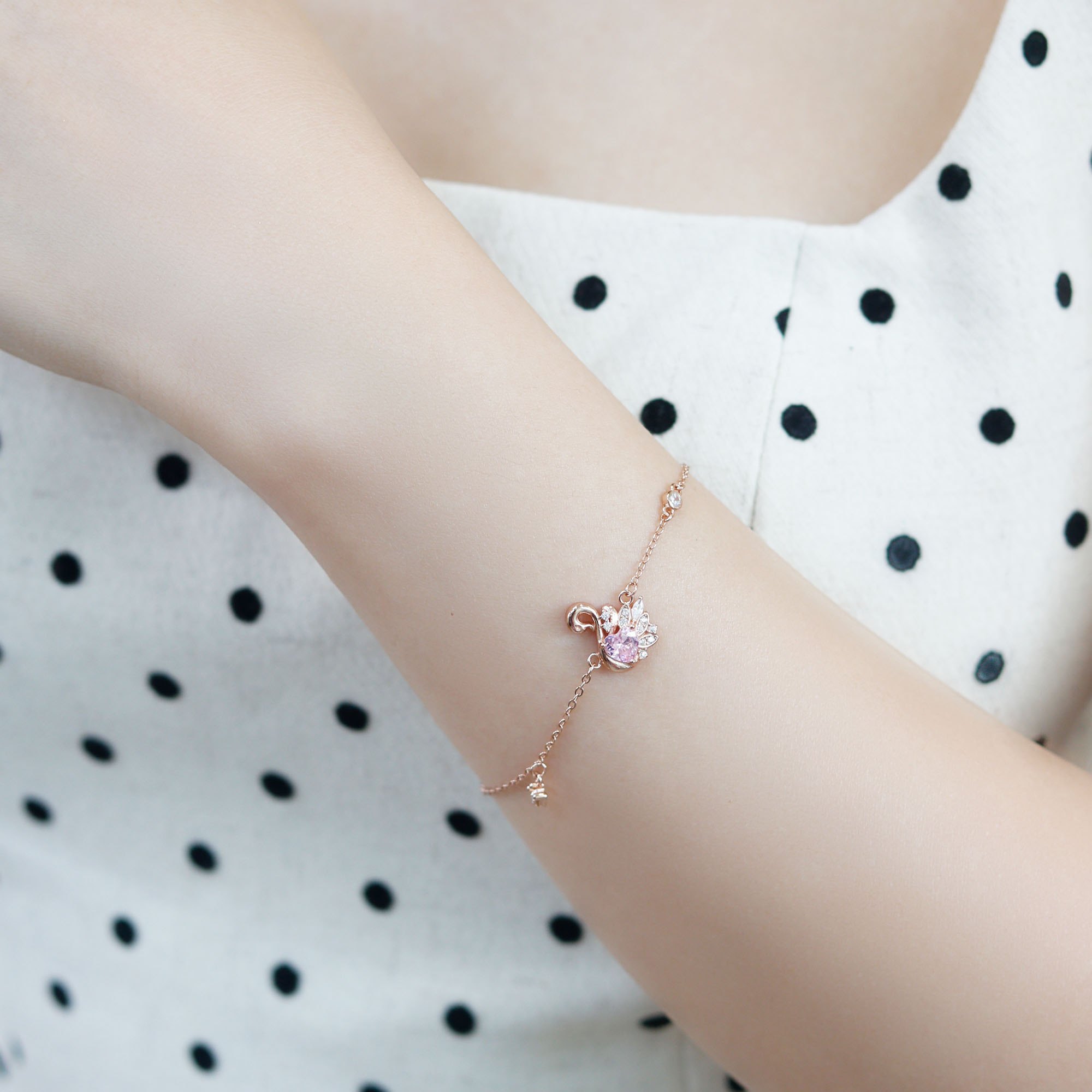 Lắc tay bạc nữ mạ vàng hồng 18K cao cấp LAVESTA LAV143 Fiona thiết kế mặt thiên nga sang trọng, kiêu hãnh