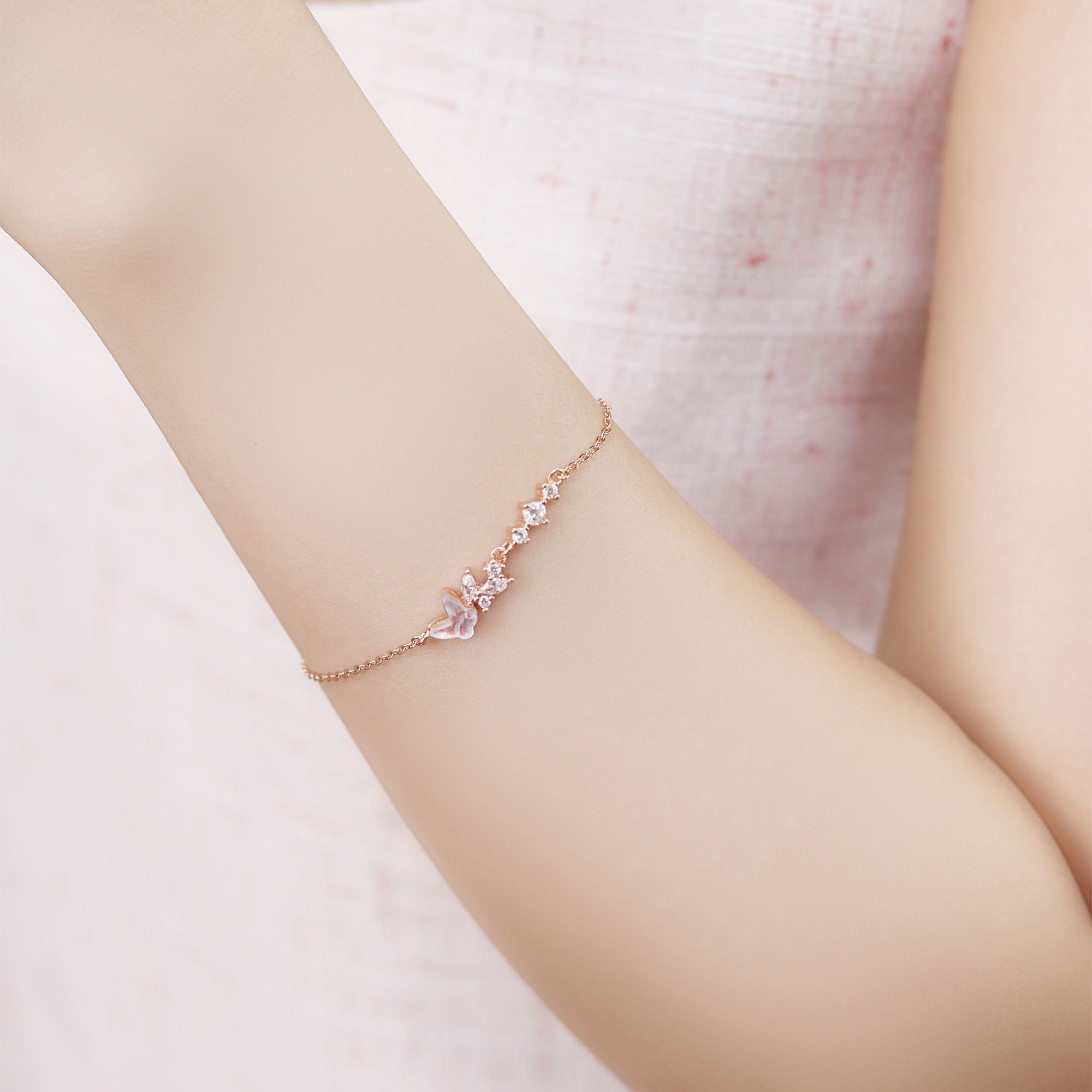 Lắc tay bạc nữ mạ vàng hồng 18K và mạ bạch kim LAVESTA LAV156 Sulli thiết kế mặt bướm và dãy đá nhỏ lấp lánh, rực rỡ