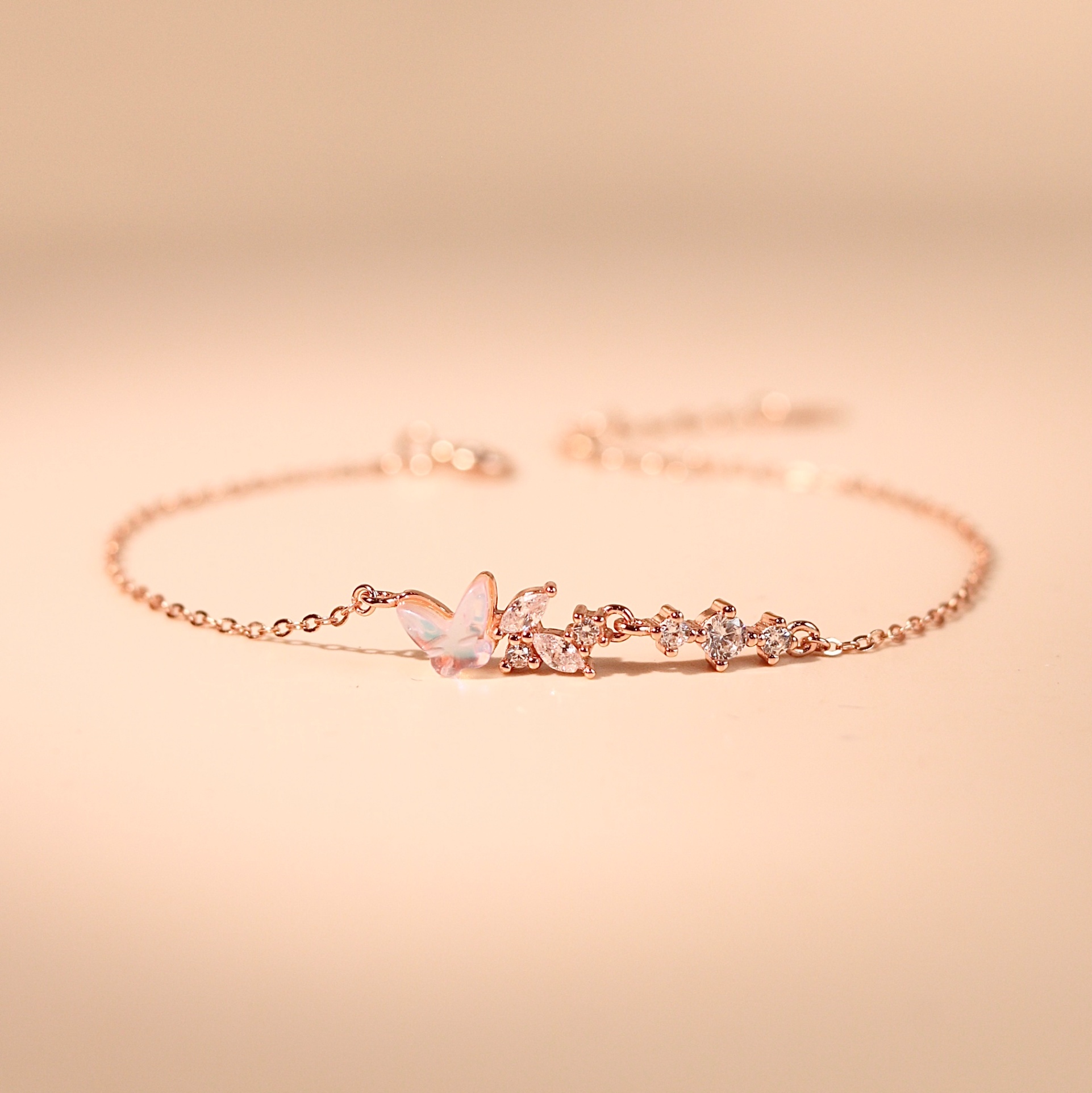 Lắc tay bạc nữ mạ vàng hồng 18K và mạ bạch kim LAVESTA LAV156 Sulli thiết kế mặt bướm và dãy đá nhỏ lấp lánh, rực rỡ