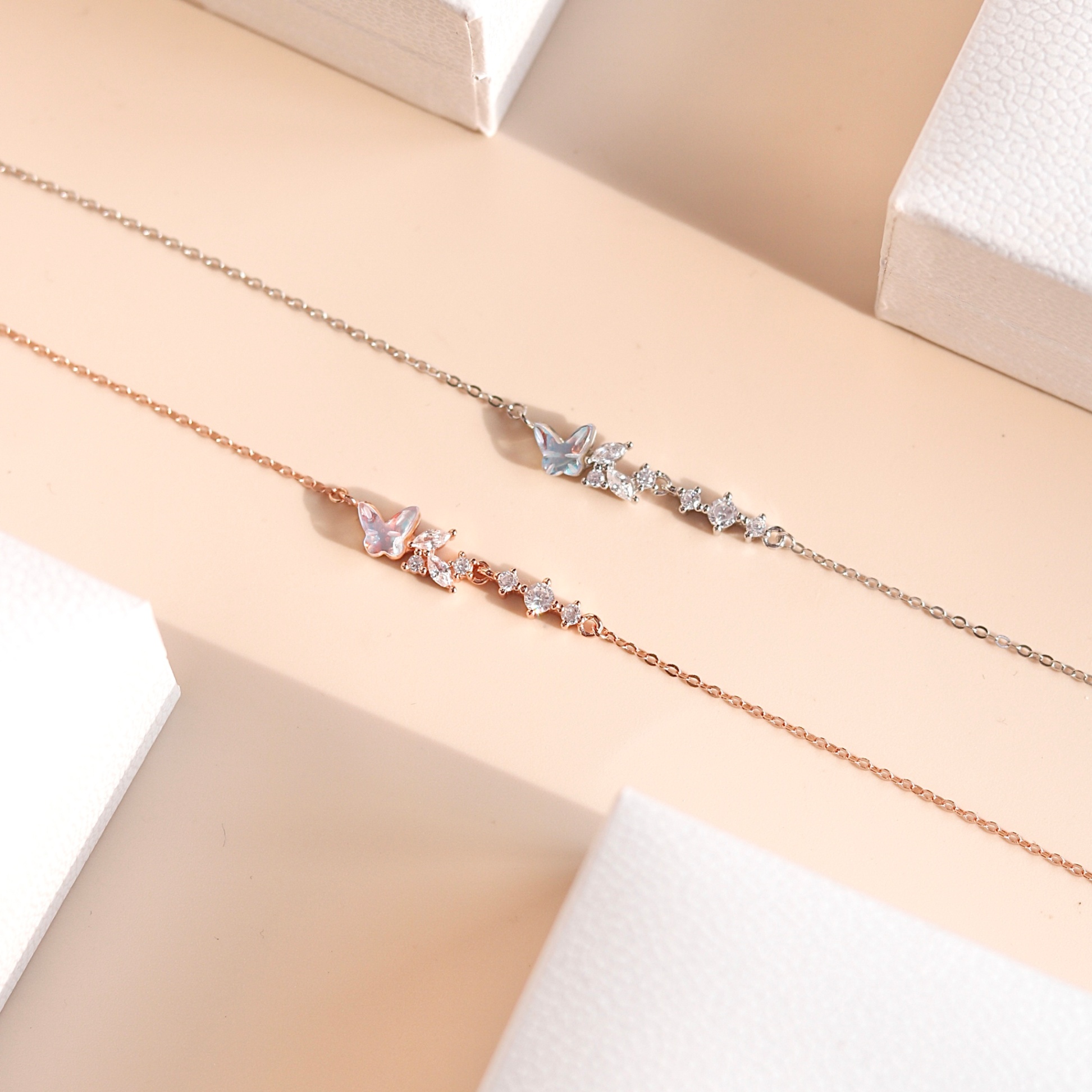 Lắc tay bạc nữ mạ vàng hồng 18K và mạ bạch kim LAVESTA LAV156 Sulli thiết kế mặt bướm và dãy đá nhỏ lấp lánh, rực rỡ