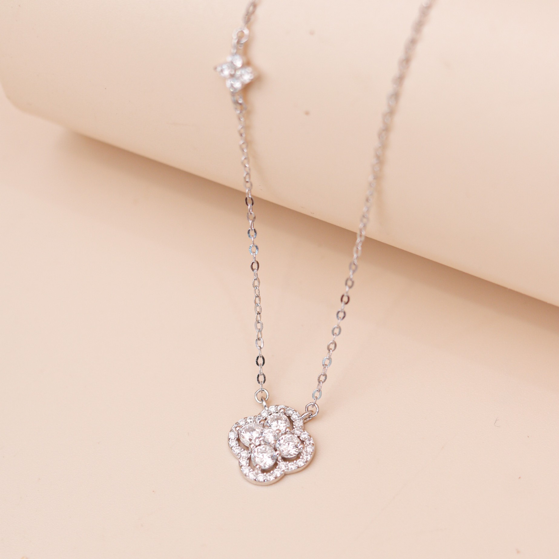 Dây chuyền nữ bạc xi bạch kim cao cấp LAVESTA LAV180 Alisa thiết kế mặt cỏ 4 lá mang sự cân bằng và hạnh phúc trọn vẹn