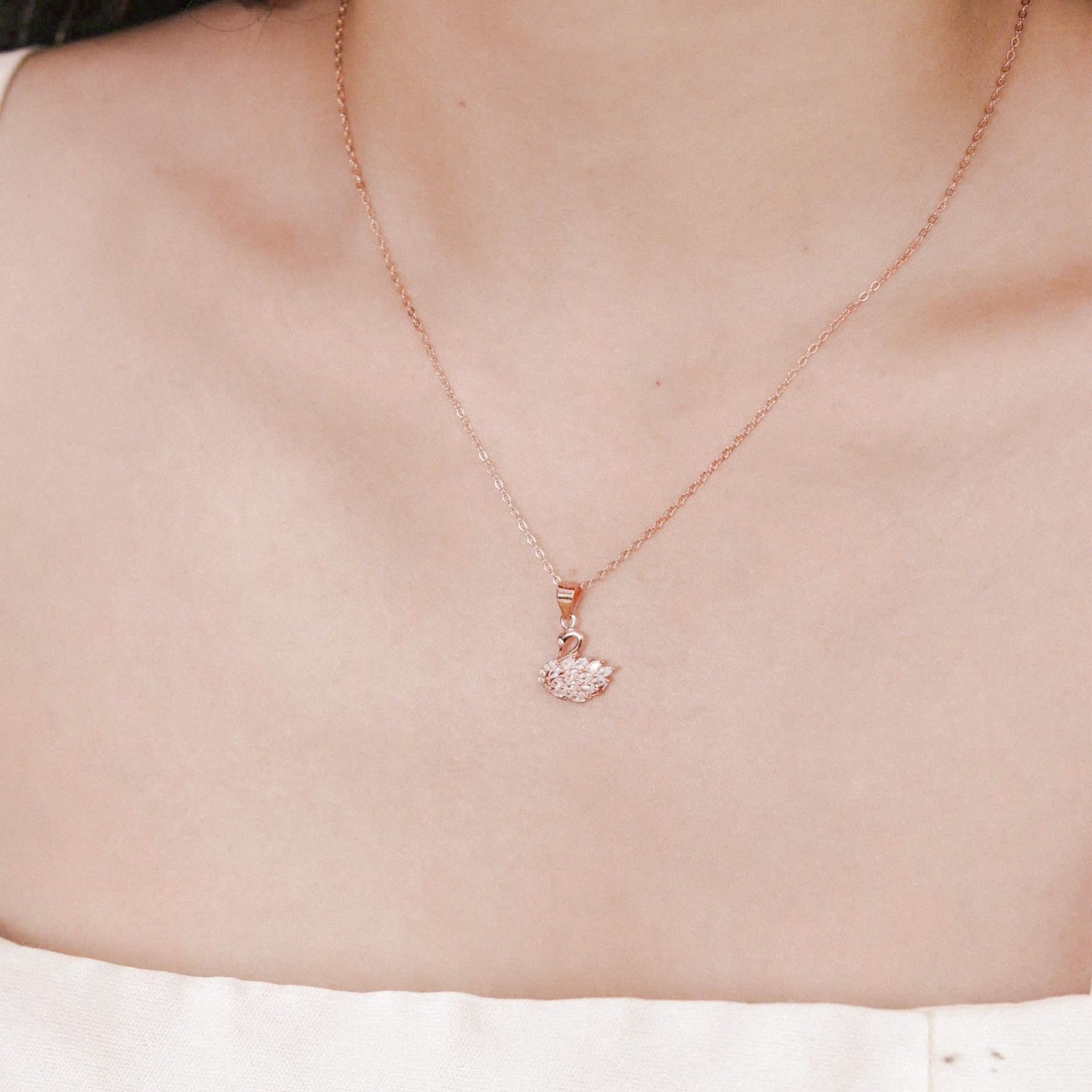Dây chuyền bạc nữ mạ vàng hồng 18K và mạ bạch kim cao cấp LAVESTA LAV199 Eleanor thiết kế mặt thiên nga mang vẻ đẹp sang trọng vĩnh cửu Eleasofia