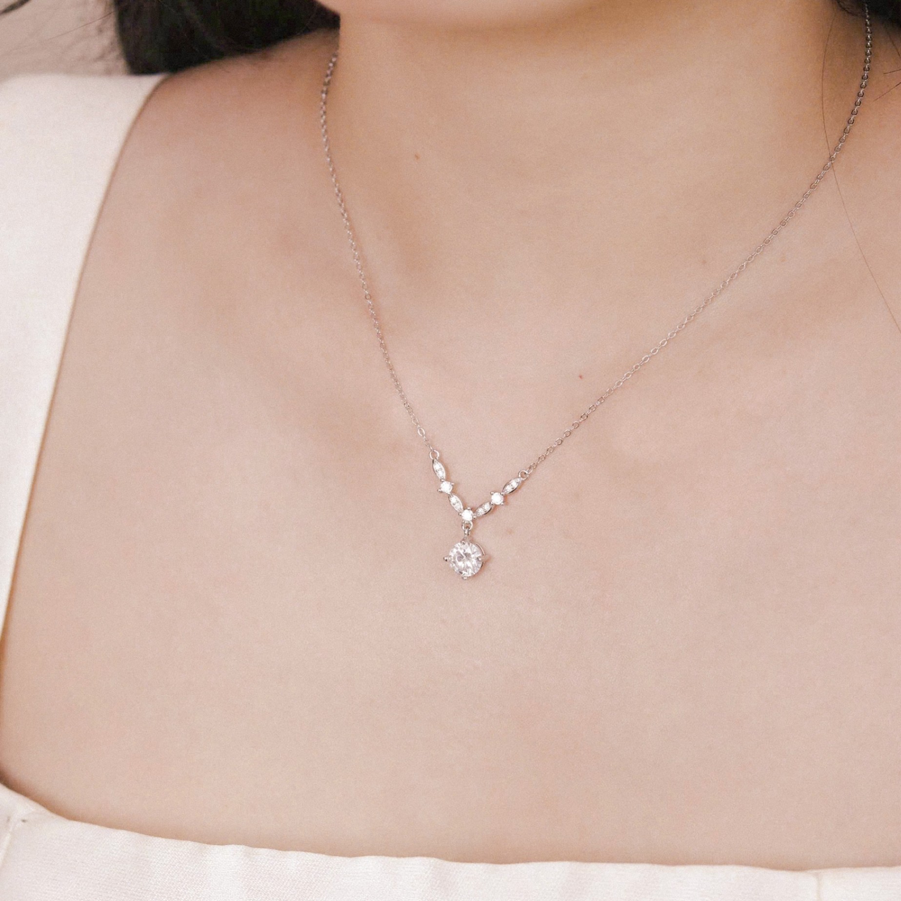Dây chuyền nữ bạc xi bạch kim LAVESTA LAV200 Yuna thiết kế giọt sương lấp lánh mang vẻ đẹp của sự tinh tế và thanh xuân