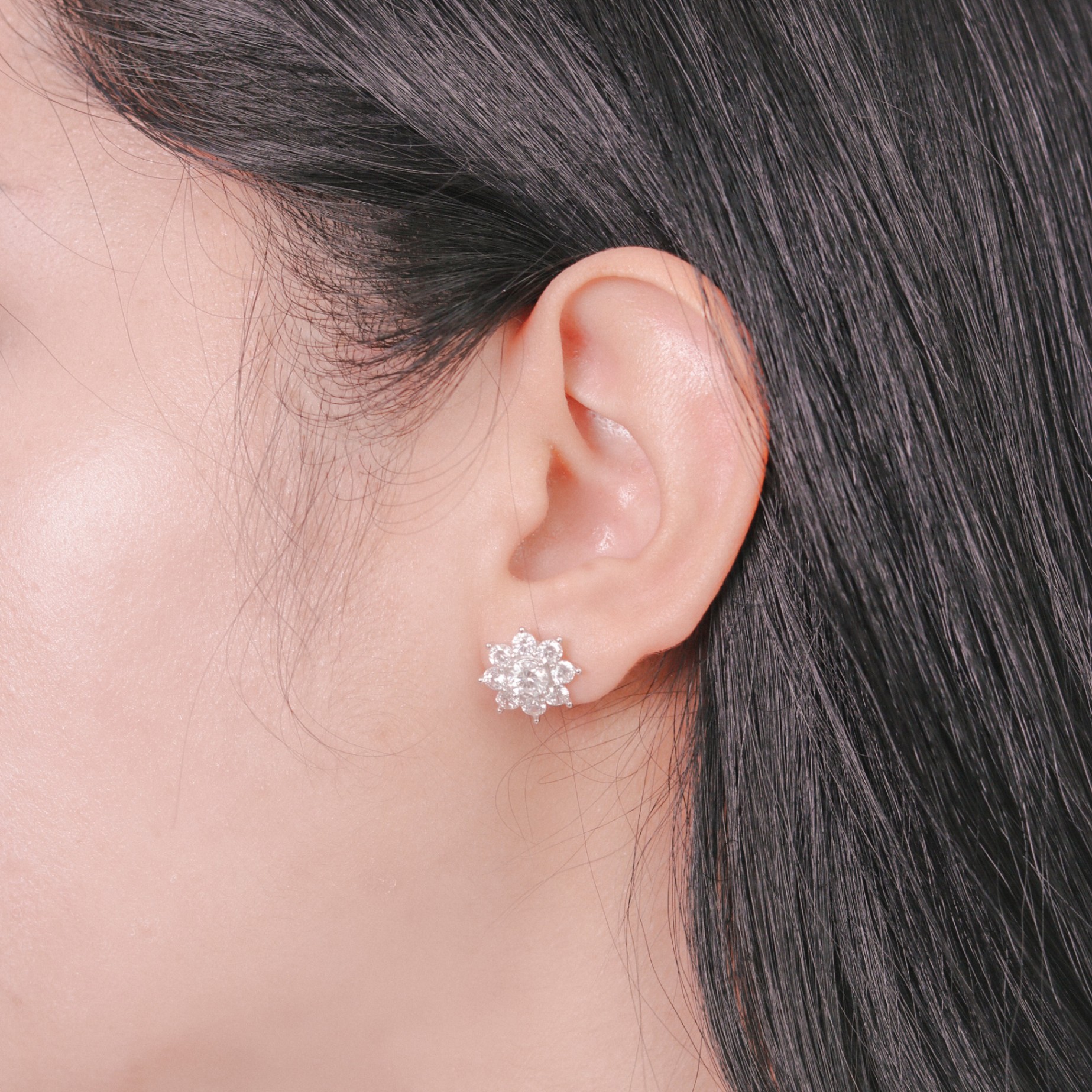 Bông tai nữ bạc xi bạch kim đá Moissanite 5 ly kiểm định GRA LAVESTA KC136 Shella hoa 8 cánh sang trọng, quý phái