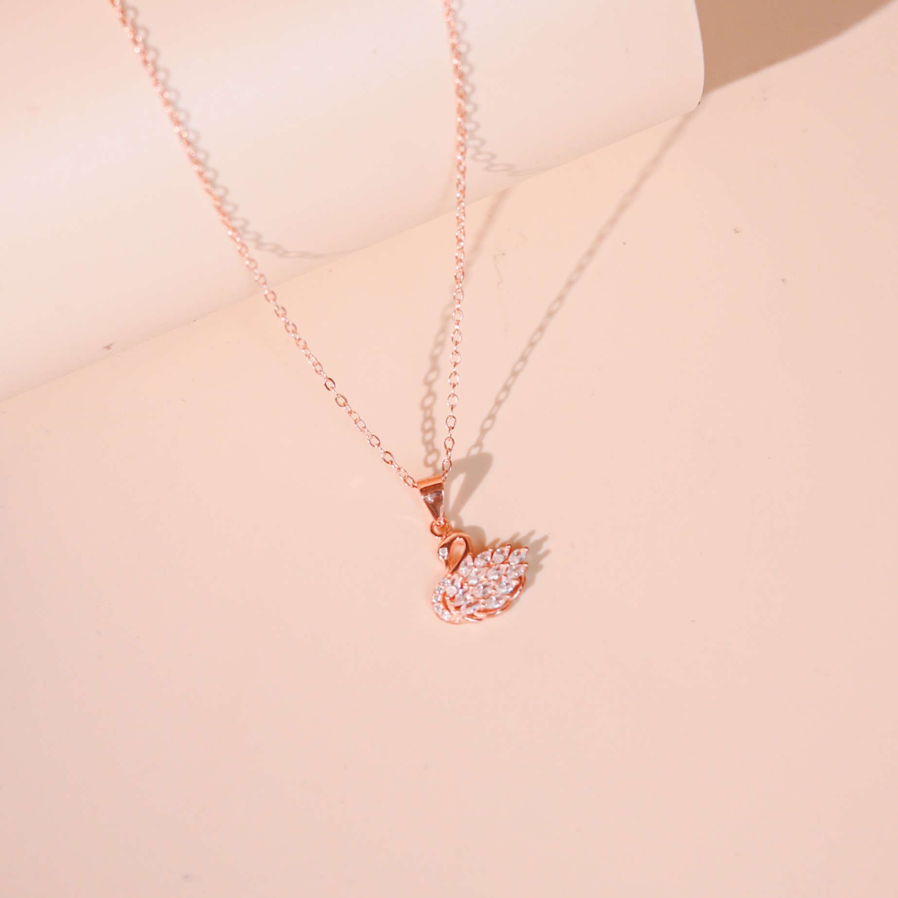 Dây chuyền bạc nữ mạ vàng hồng 18K và mạ bạch kim cao cấp LAVESTA LAV199 Eleanor thiết kế mặt thiên nga mang vẻ đẹp sang trọng vĩnh cửu Eleasofia