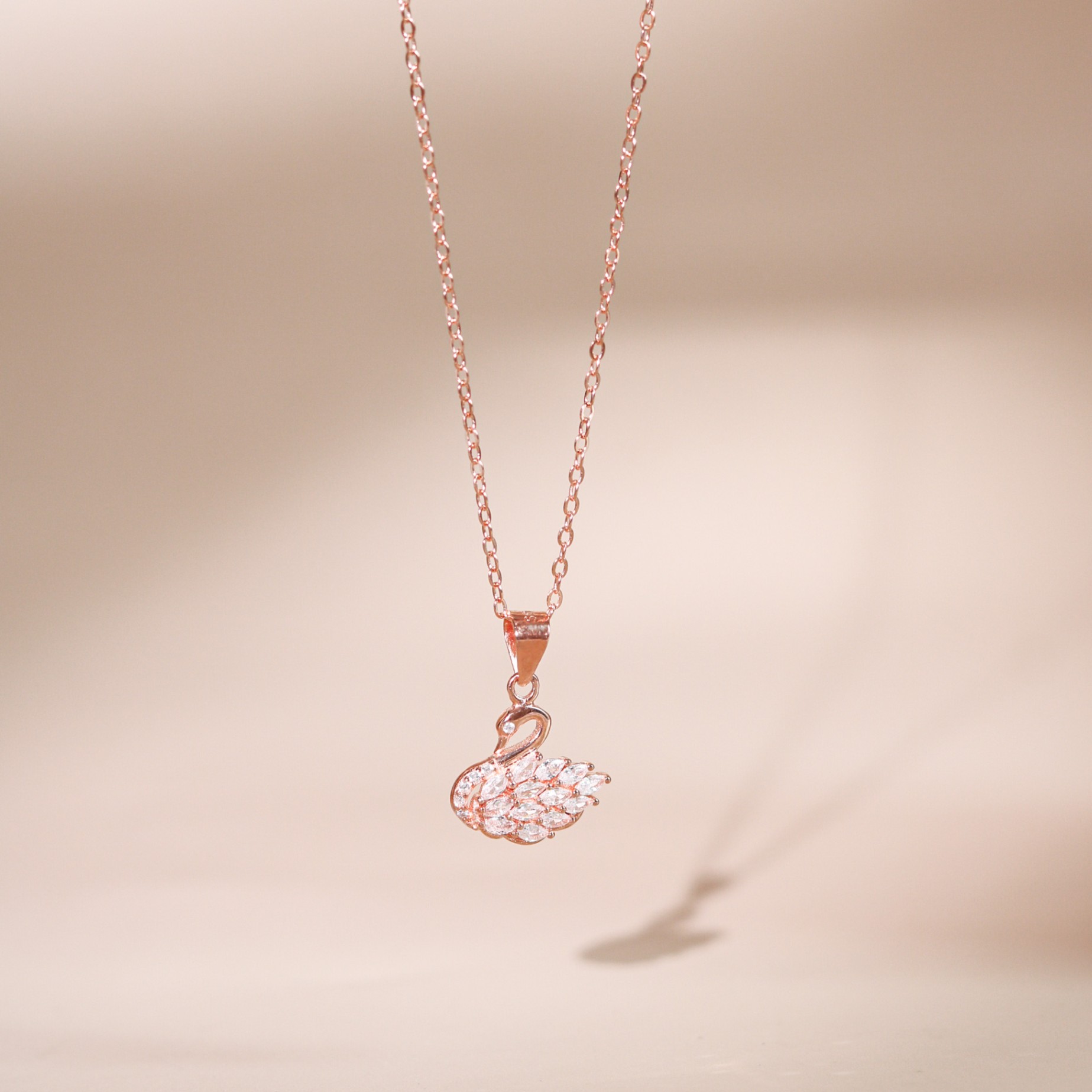 Dây chuyền bạc nữ mạ vàng hồng 18K và mạ bạch kim cao cấp LAVESTA LAV199 Eleanor thiết kế mặt thiên nga mang vẻ đẹp sang trọng vĩnh cửu Eleasofia