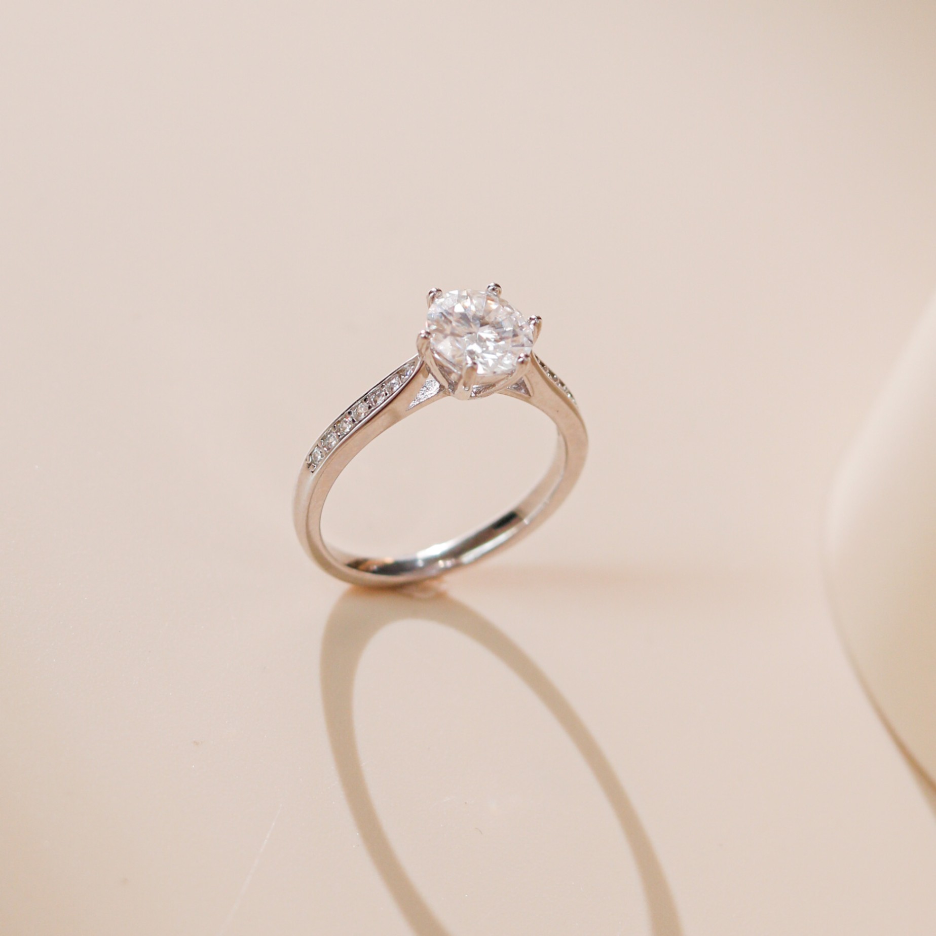 Nhẫn nữ bạc xi bạch kim đá Moissanite 6.5 ly kiểm định GRA LAVESTA KC143 sang trọng, thời thượng