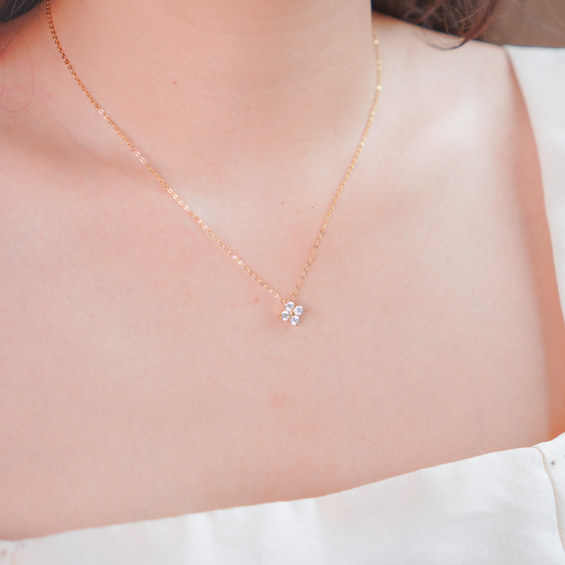 Dây chuyền bạc nữ mạ vàng 14K cao cấp LAVESTA LAV212 Tina cụm hoa bốn cánh mang biểu tượng của sự nữ tính