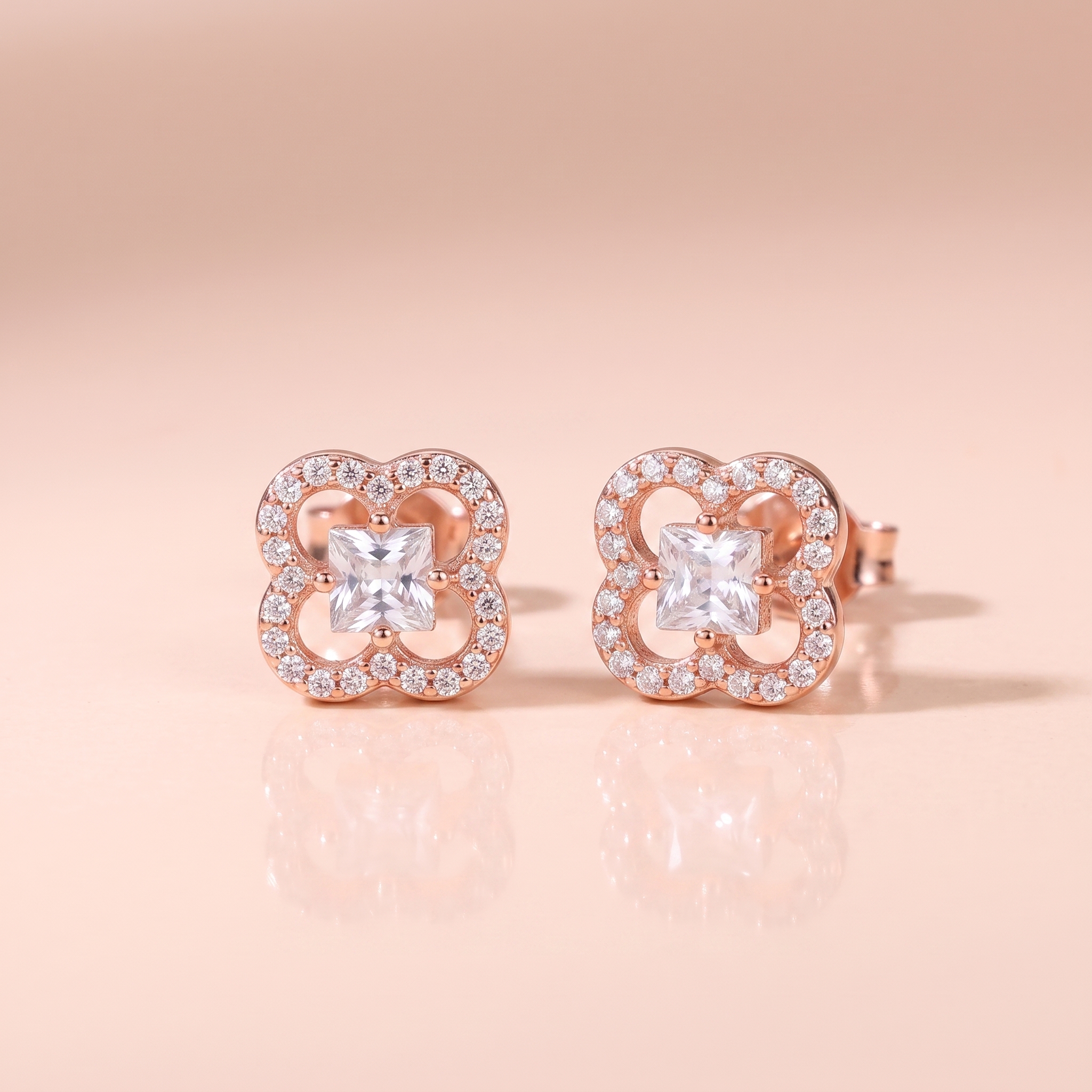 Bông tai bạc nữ mạ vàng hồng 18K cao cấp LAVESTA LAV246 Rosy thiết kế cỏ 4 lá biểu tượng may mắn và đẳng cấp vĩnh cửu