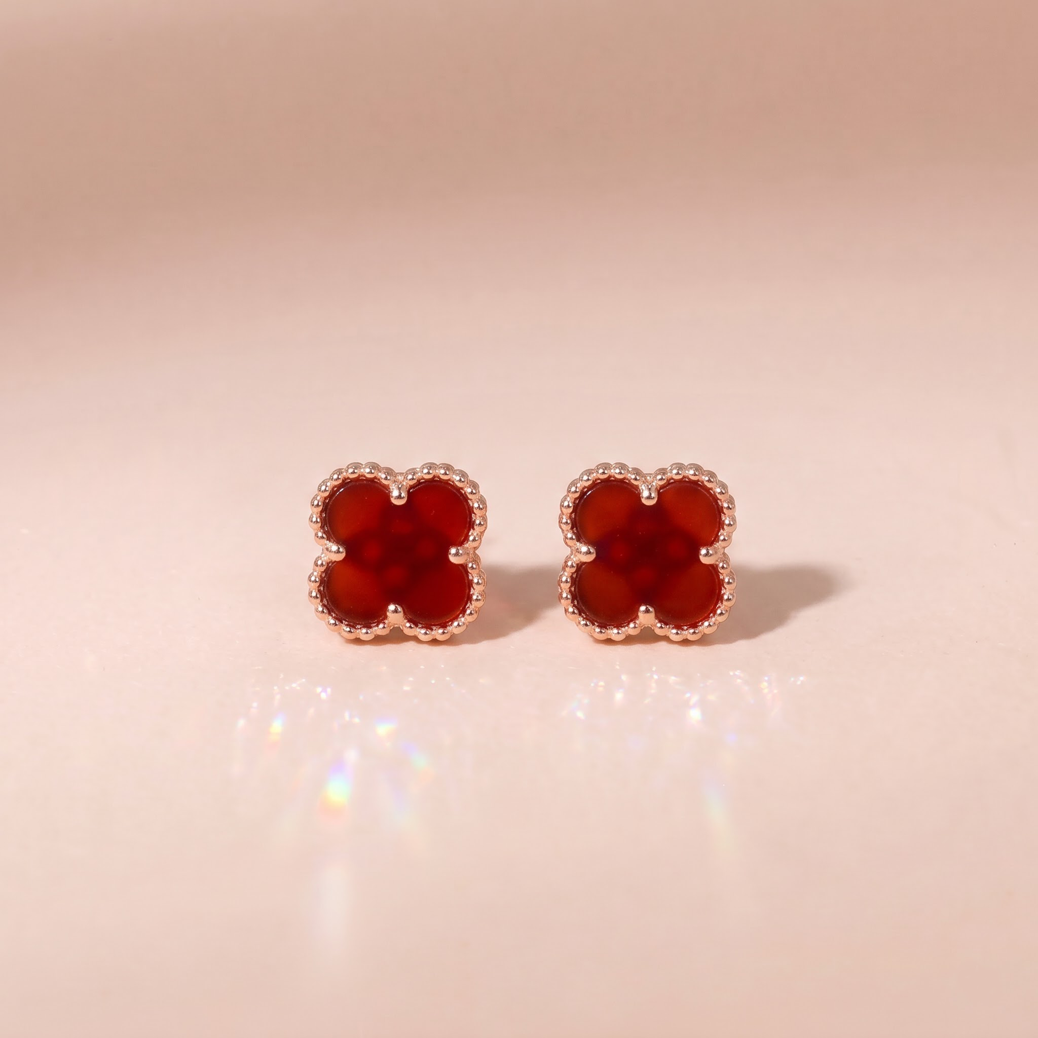 Bông tai bạc nữ mạ vàng hồng 18K cao cấp LAVESTA LAV271 Moni thiết kế cỏ 4 lá sắc đỏ quyến rũ mang vẻ đẹp vượt thời gian
