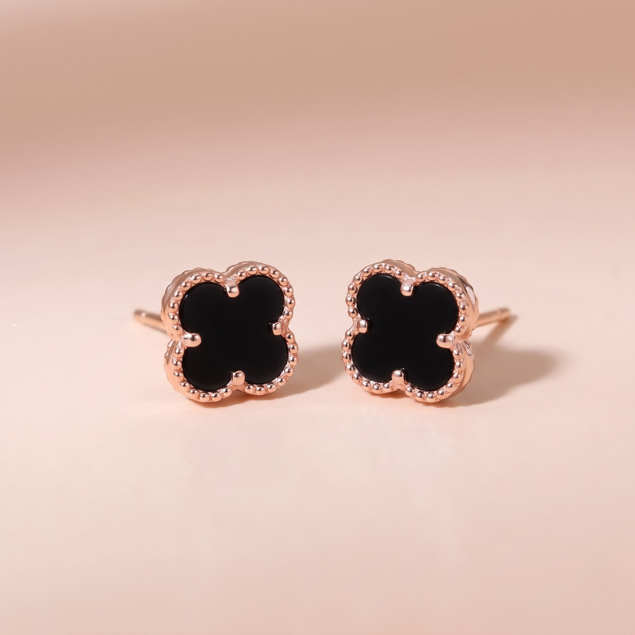 Bông tai bạc nữ mạ vàng hồng 18K cao cấp LAVESTA LAV272 Noir thiết kế cỏ 4 lá sắc đen thanh lịch mang khí chất, may mắn