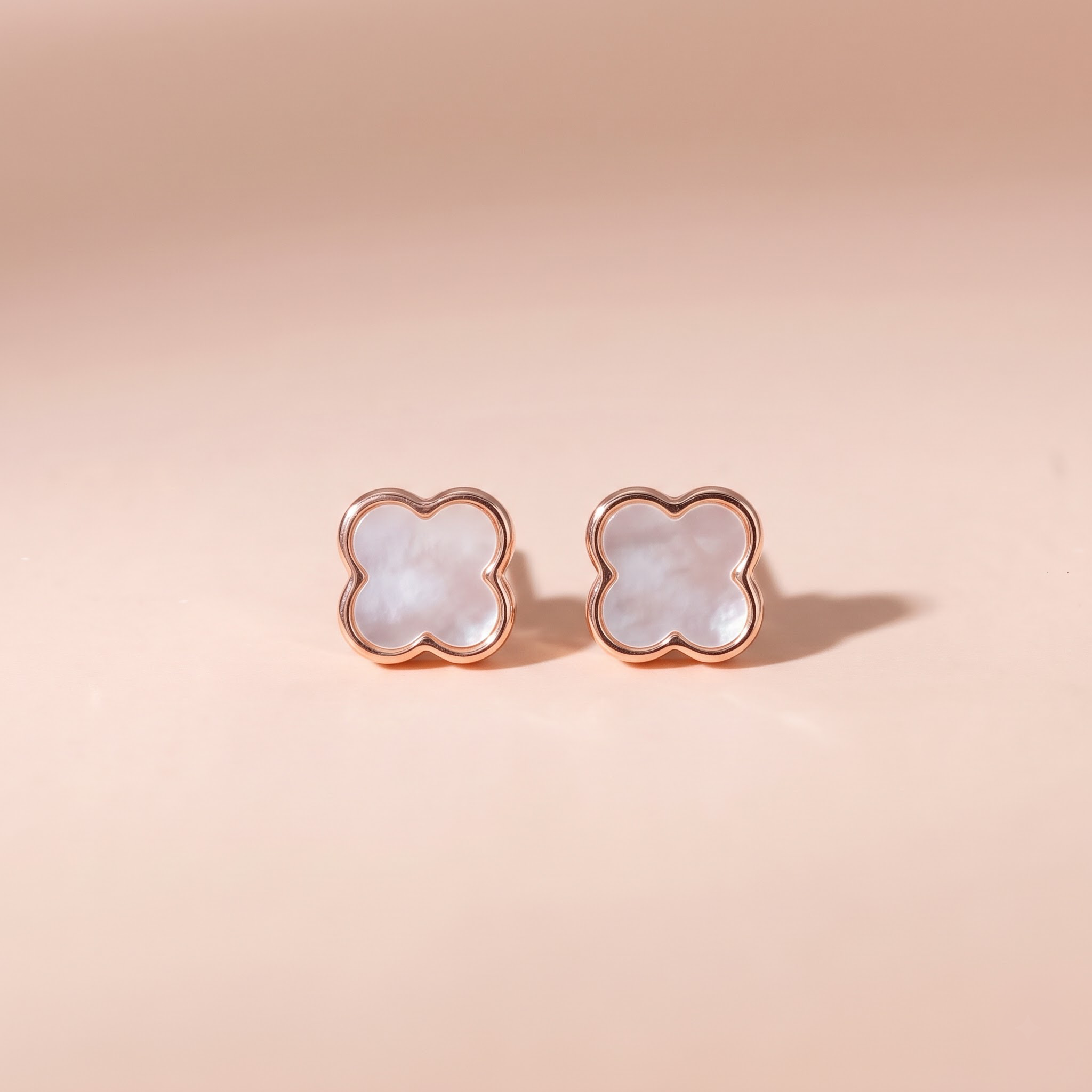 Bông tai bạc nữ mạ vàng hồng 18K cao cấp LAVESTA LAV273 Layla thiết kế cỏ 4 lá xà cừ mang vẻ đẹp thanh khiết, tinh tế