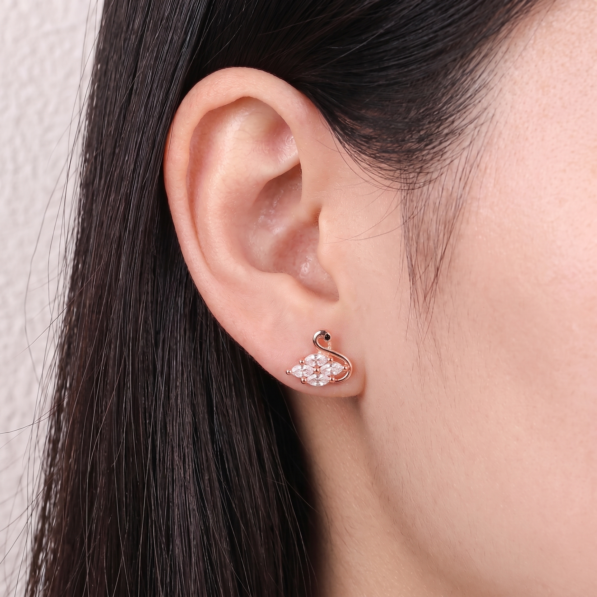 Bông tai bạc nữ mạ vàng hồng 18K và mạ bạch kim LAVESTA LAV245 Eleanor thiết kế thiên nga mang vẻ đẹp thanh cao, vĩnh cửu