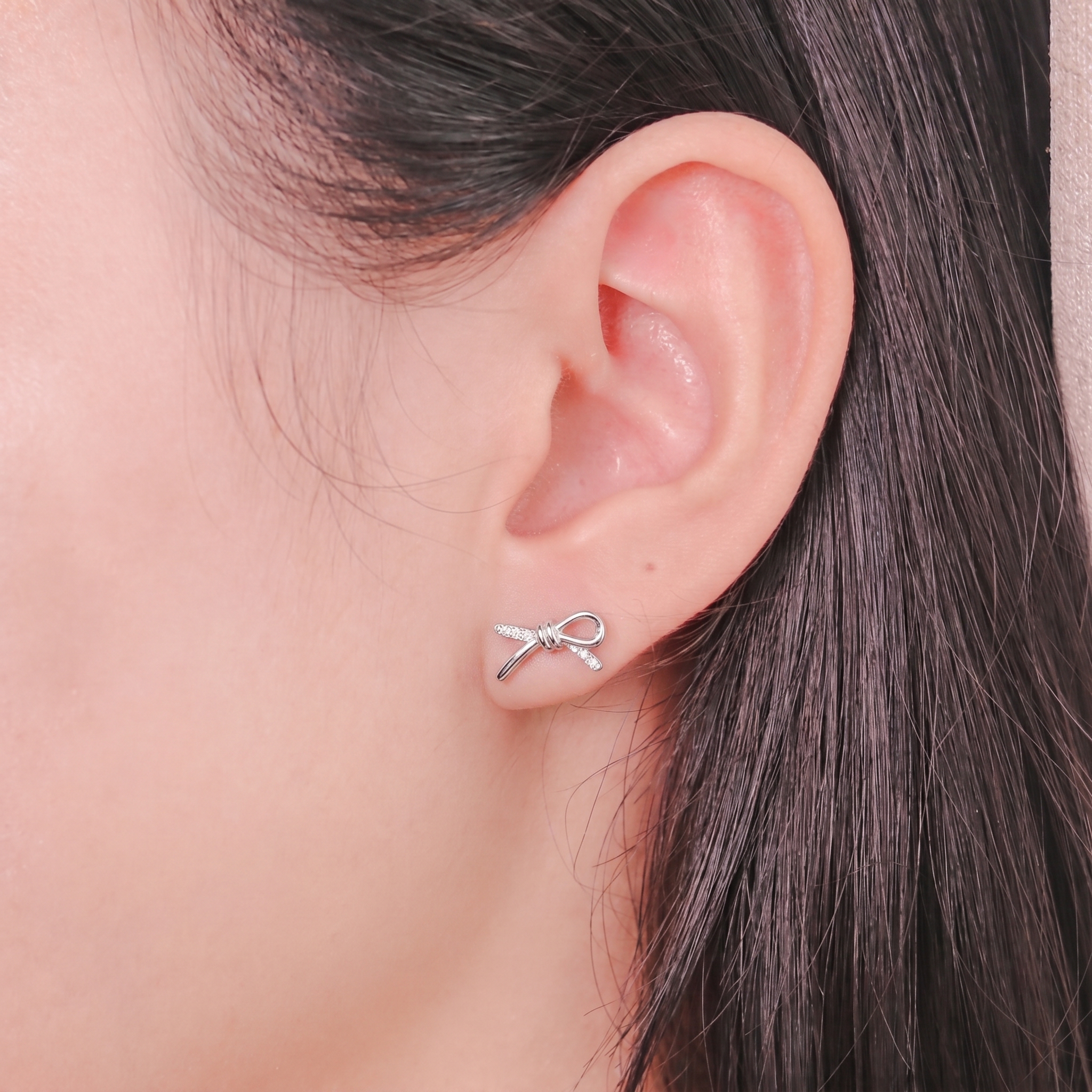 Bông tai nữ bạc xi bạch kim LAVESTA LAV234 Lamoon thiết kế nơ thắt vô cực đính đá mang biểu tượng gắn kết vĩnh cửu