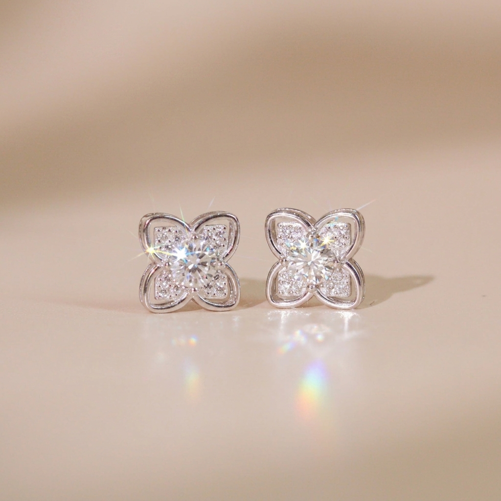 Bông tai nữ bạc xi bạch kim đá Moissanite 5 ly kiểm định GRA LAVESTA KC137 Aki biểu tượng cỏ 4 lá may mắn, thịnh vượng