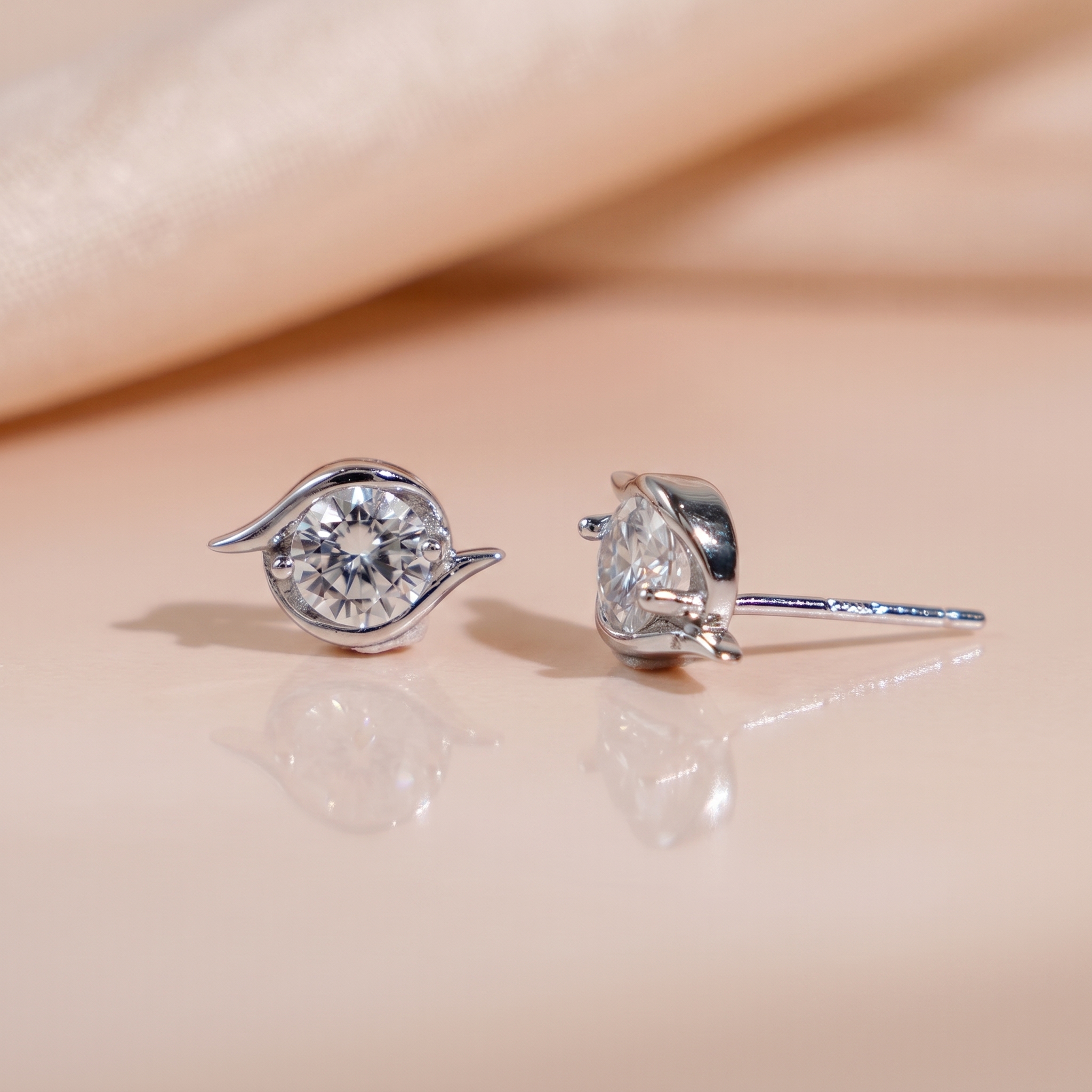 Bông tai nữ bạc xi bạch kim đá Moissanite 5 ly kiểm định GRA LAVESTA KC178 Deva mang vẻ đẹp ánh mắt thiên nga quyến rũ