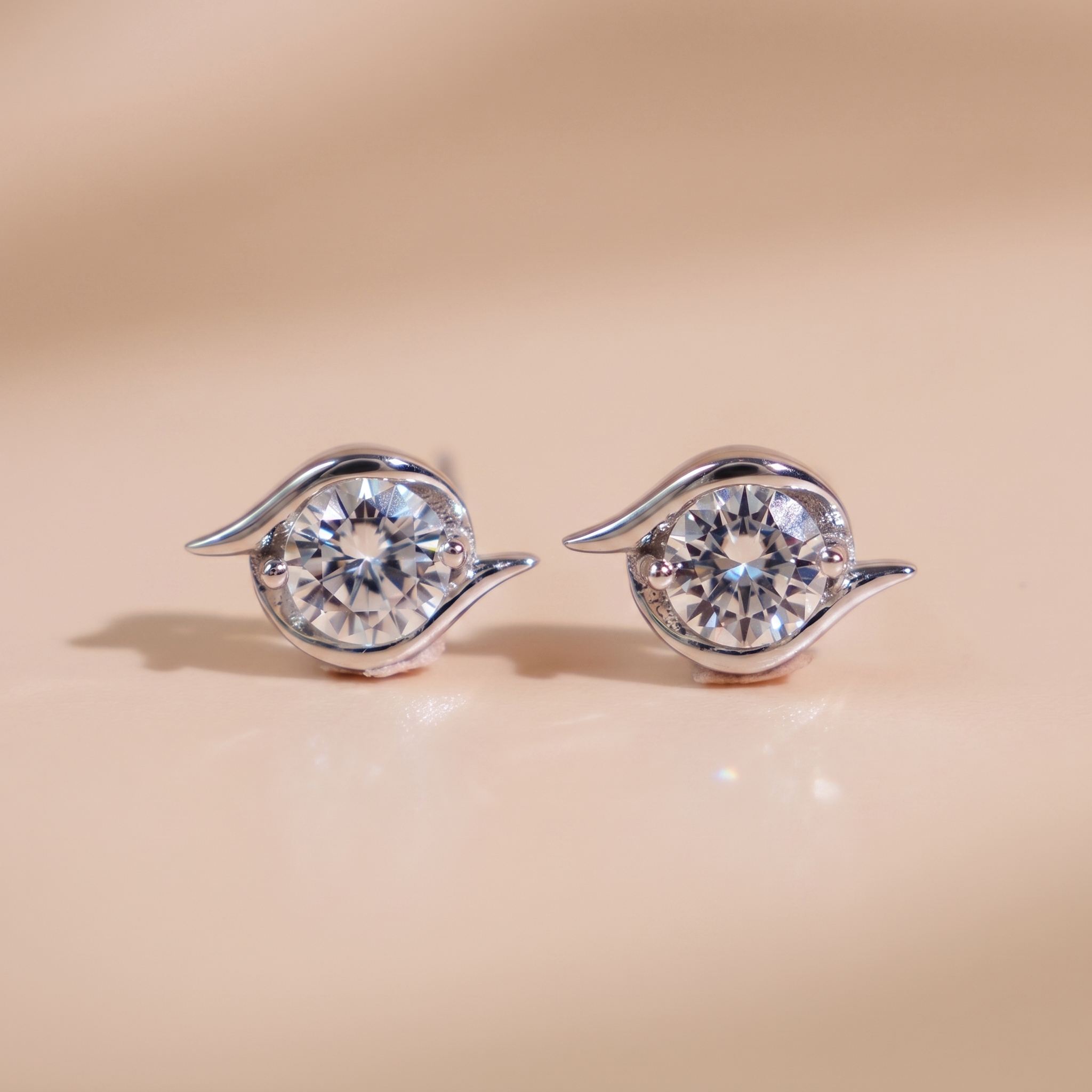 Bông tai nữ bạc xi bạch kim đá Moissanite 5 ly kiểm định GRA LAVESTA KC178 Deva mang vẻ đẹp ánh mắt thiên nga quyến rũ